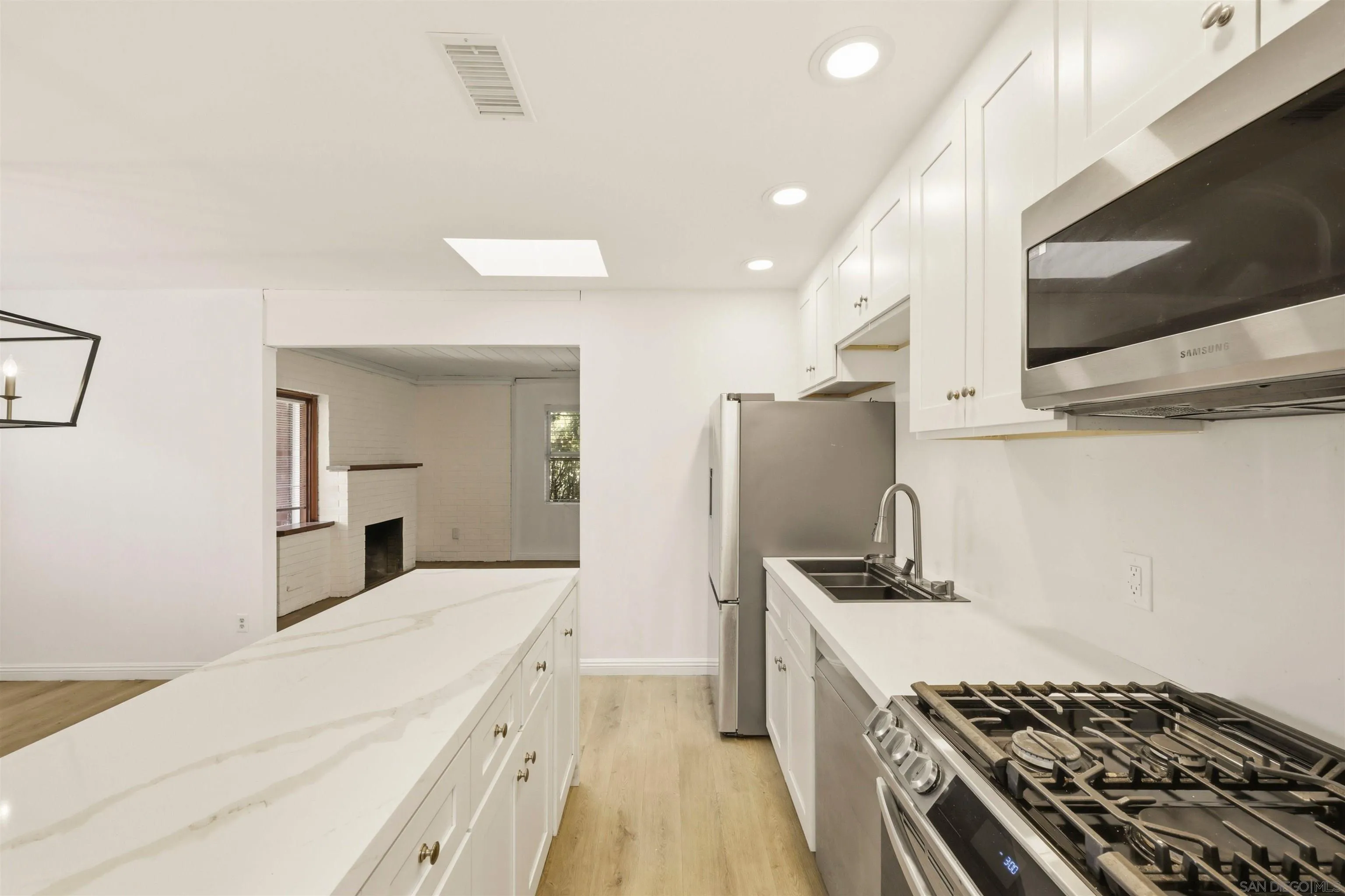 https://cdn.realtyfeed.com/cdn/127/260014737/de673d85292f77dc14089d26cda09340.webp