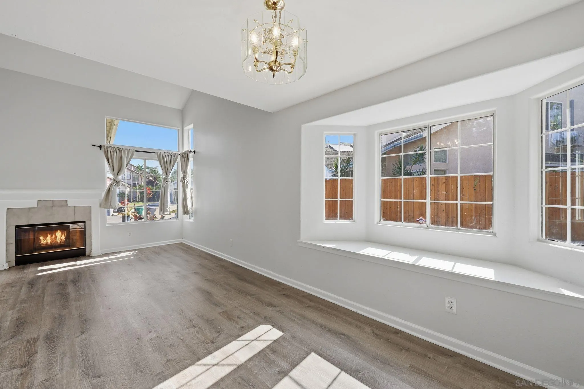 https://cdn.realtyfeed.com/cdn/127/260014752/6badb3ae1f32304bd9fc834236698f96.webp