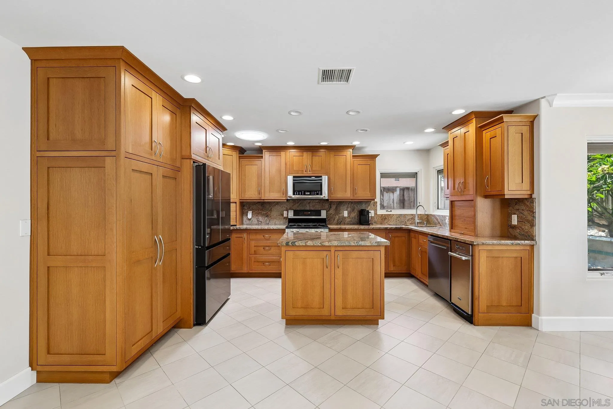 https://cdn.realtyfeed.com/cdn/127/260014759/1e8ec1cad024daf3df1d101fd44a8a71.webp