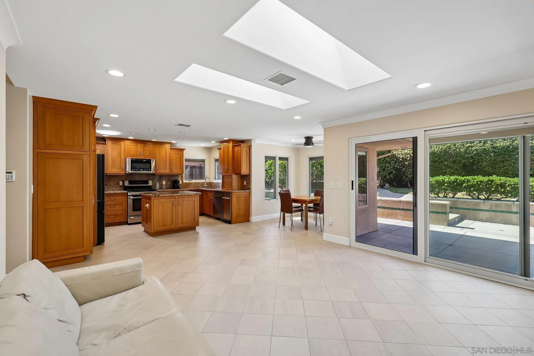 https://cdn.realtyfeed.com/cdn/127/260014759/4f1a7e456622215daebd4ca209d906db.webp