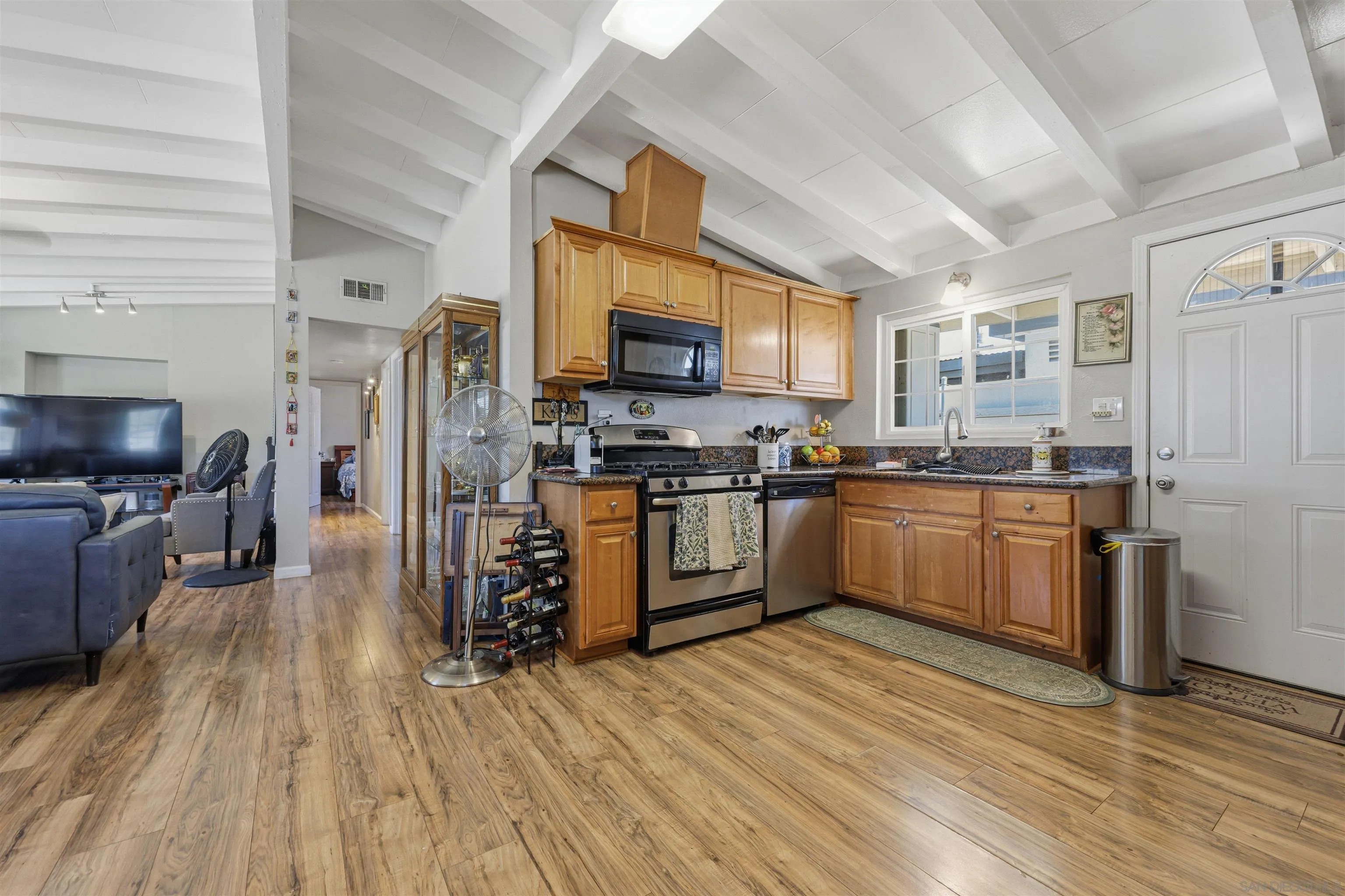 https://cdn.realtyfeed.com/cdn/127/260014770/9b8f25afadbc2d95448334d1962e81f7.webp