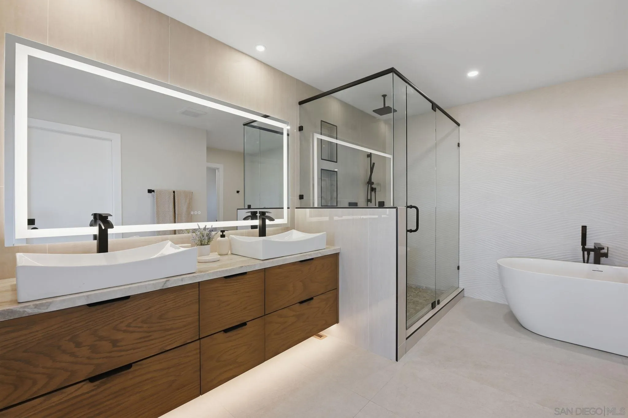 https://cdn.realtyfeed.com/cdn/127/260014774/85c8d8d5e7d8acca77f26f554e68590e.webp