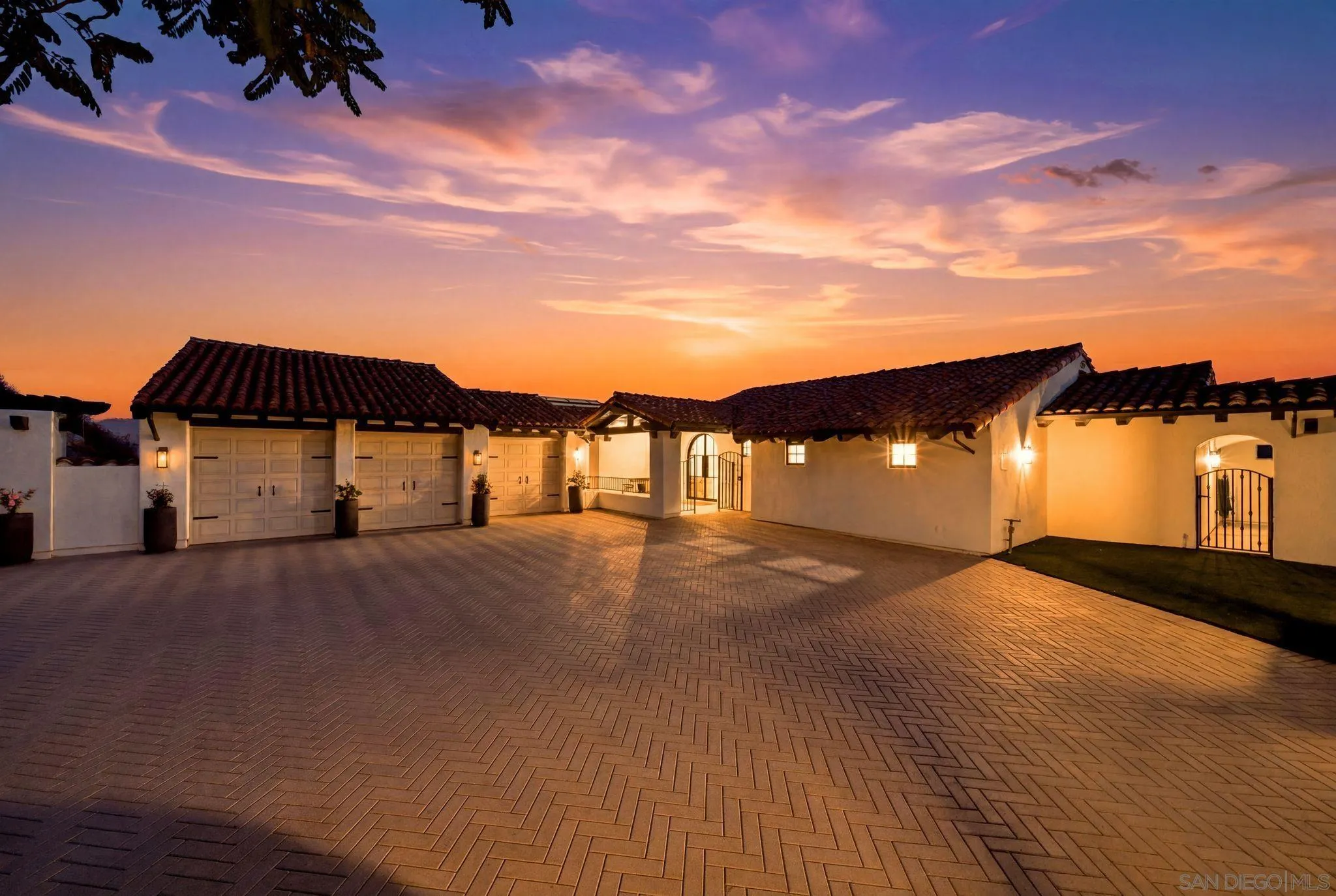 https://cdn.realtyfeed.com/cdn/127/260014796/5bd03711a318cc2dbc55fcdc3bc7b99b.webp