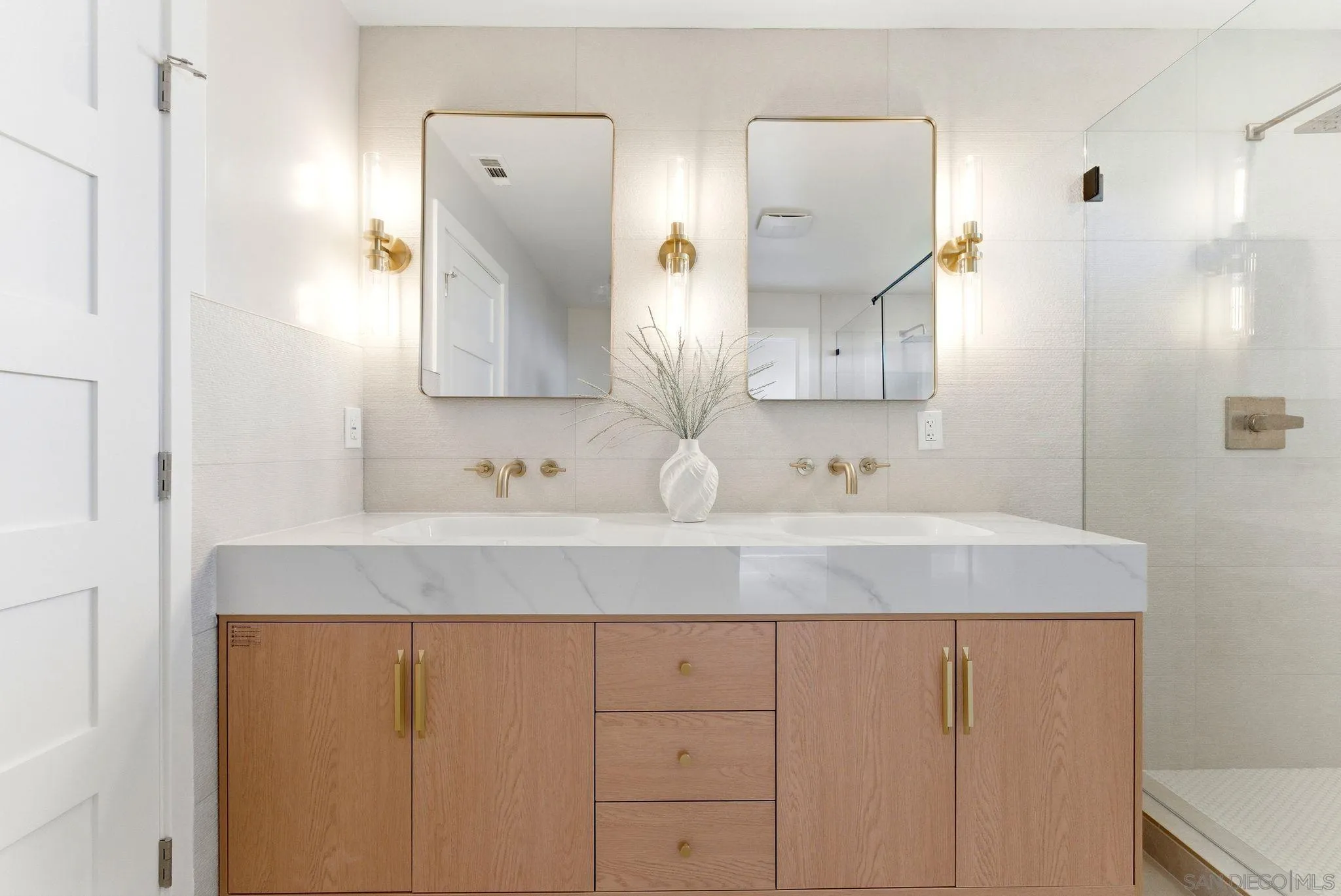 https://cdn.realtyfeed.com/cdn/127/260014801/36485f1c4b8e1b7cbc81e096a6f21108.webp