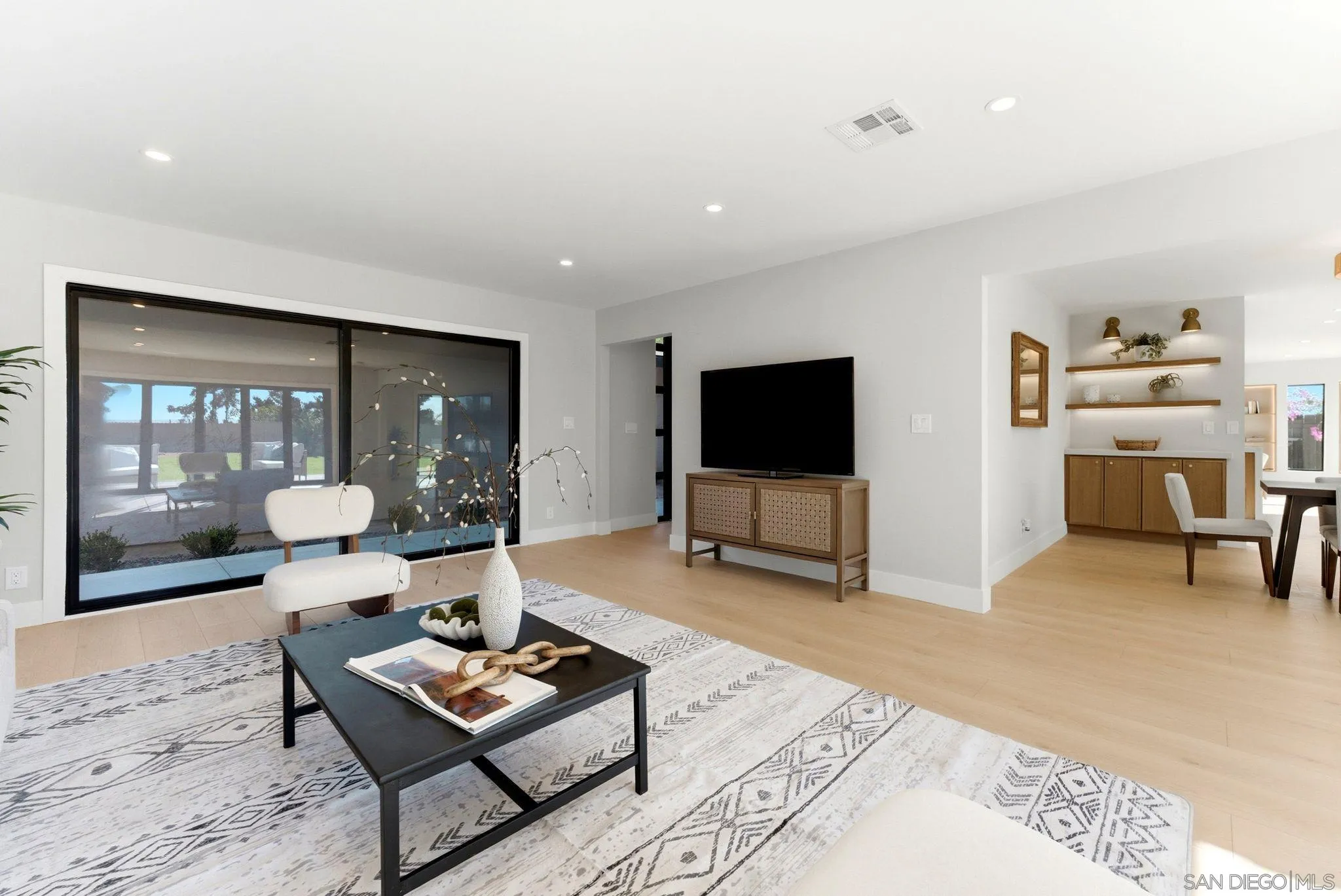 https://cdn.realtyfeed.com/cdn/127/260014801/b656a49bd94dc69e37e37e5f6f5c0823.webp