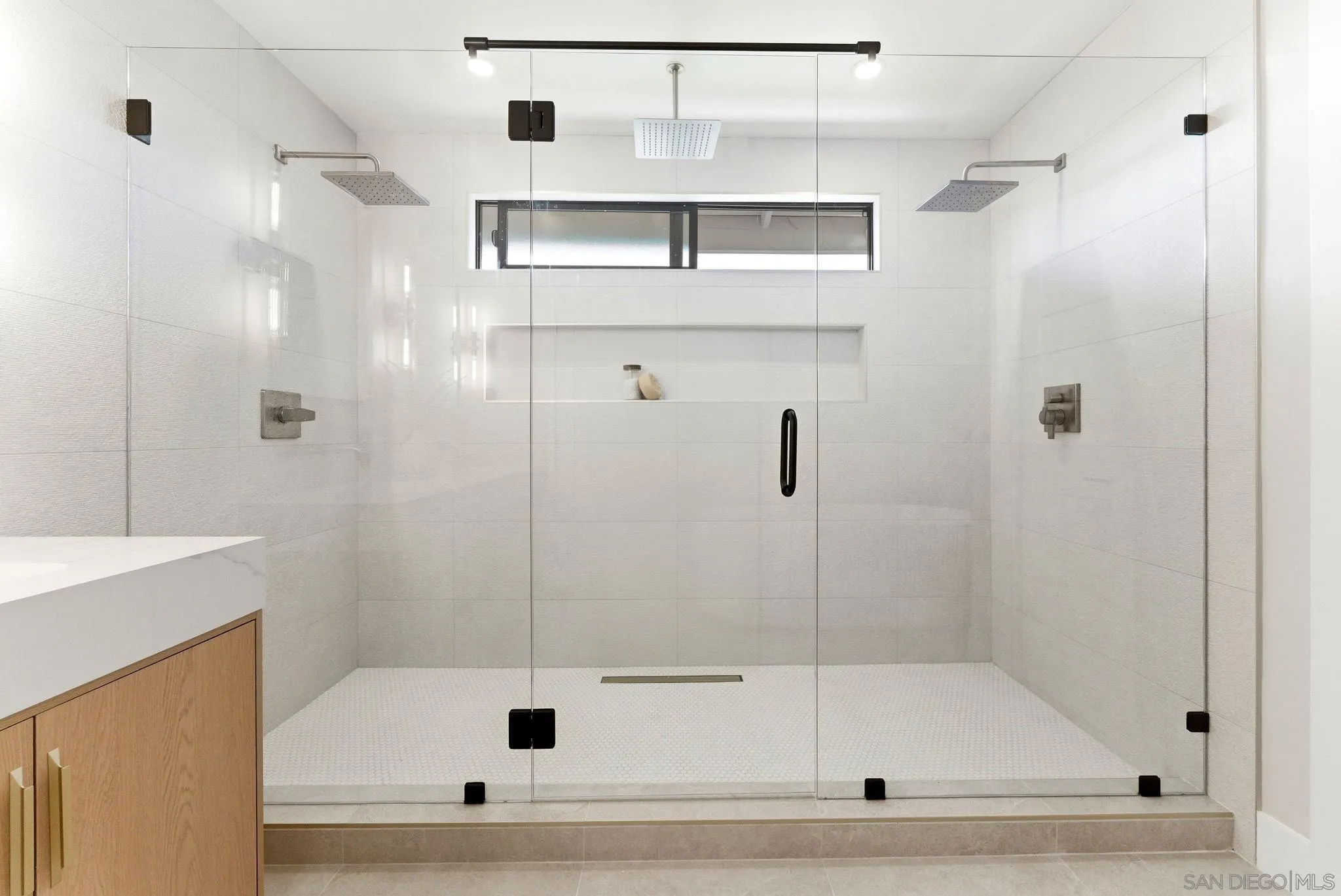 https://cdn.realtyfeed.com/cdn/127/260014801/e4628f0f24f9951eeabc7a226f85f81f.webp