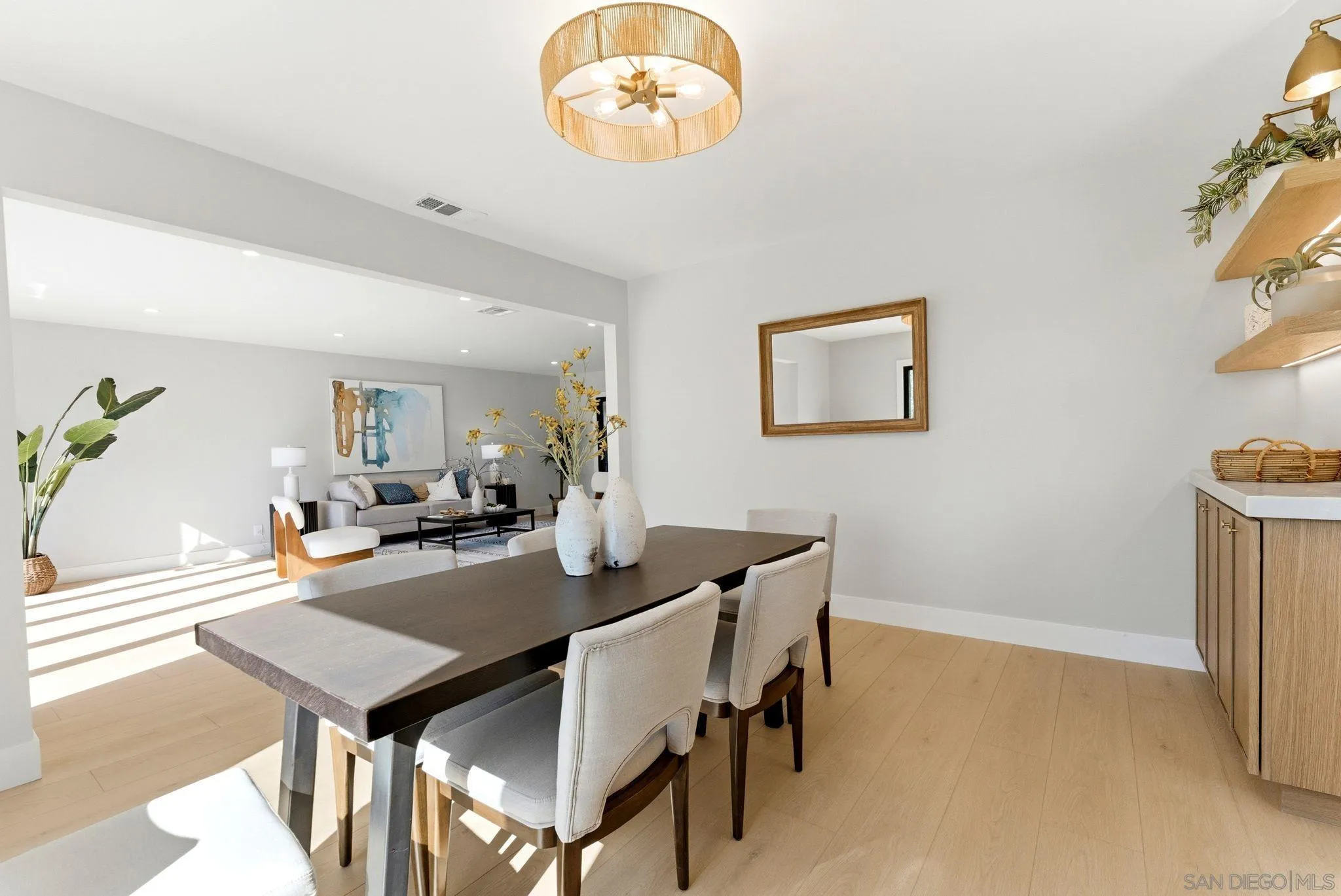 https://cdn.realtyfeed.com/cdn/127/260014801/ee4fe40425afeb4a3a3d1bda28c46d4c.webp