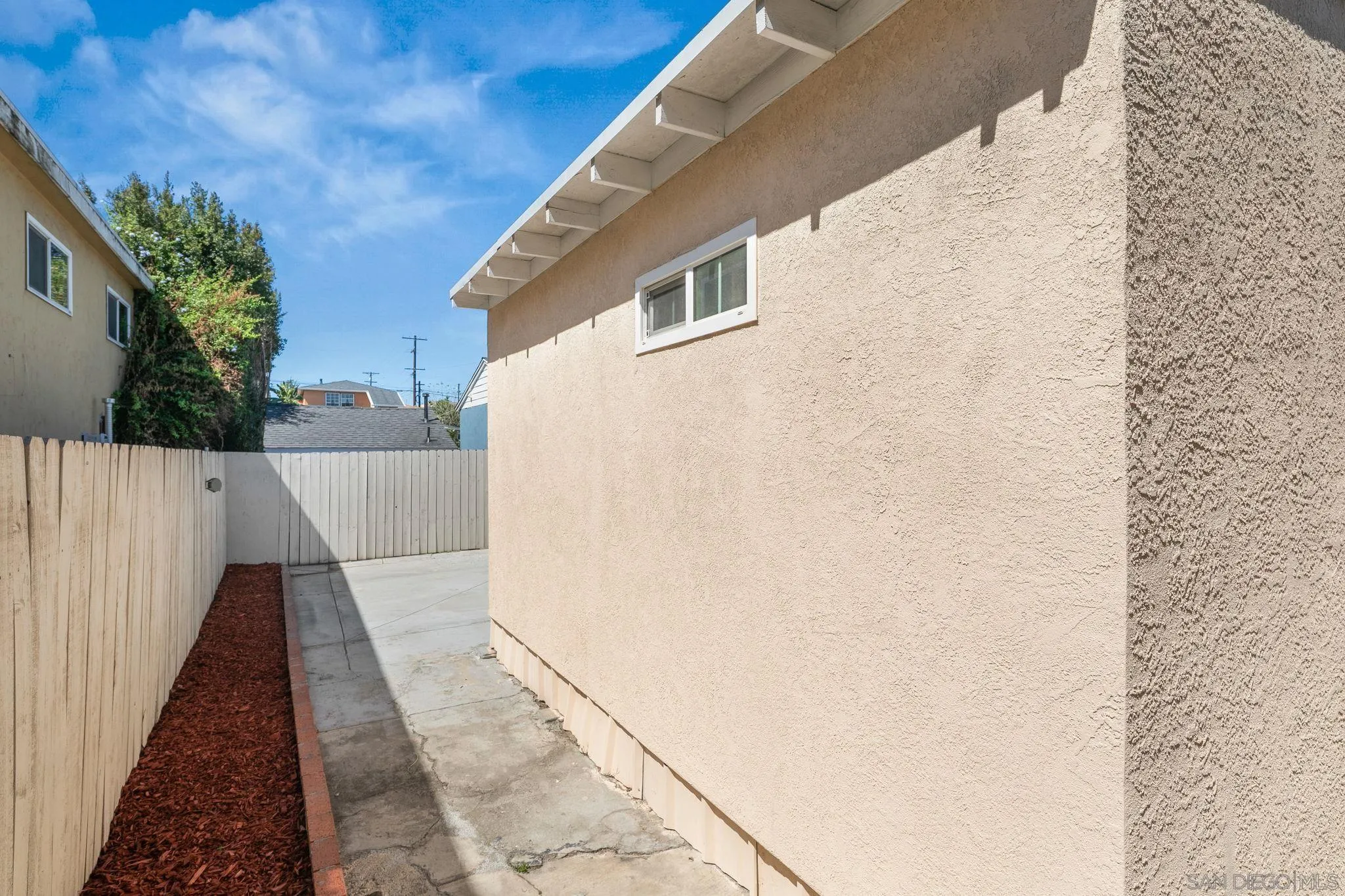 https://cdn.realtyfeed.com/cdn/127/260014805/1053666b971756e819e71684cec4f906.webp