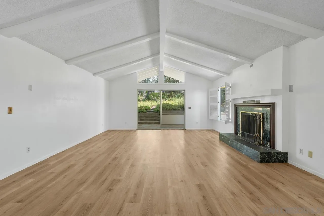 https://cdn.realtyfeed.com/cdn/127/260014811/4d15d5e7fbdf3f5d4f8deb84bdc315da.webp