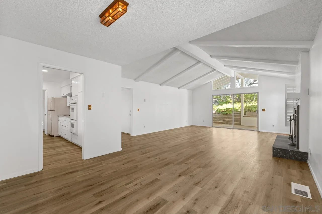 https://cdn.realtyfeed.com/cdn/127/260014811/7ec800cc459e466e7b808071c58429ce.webp