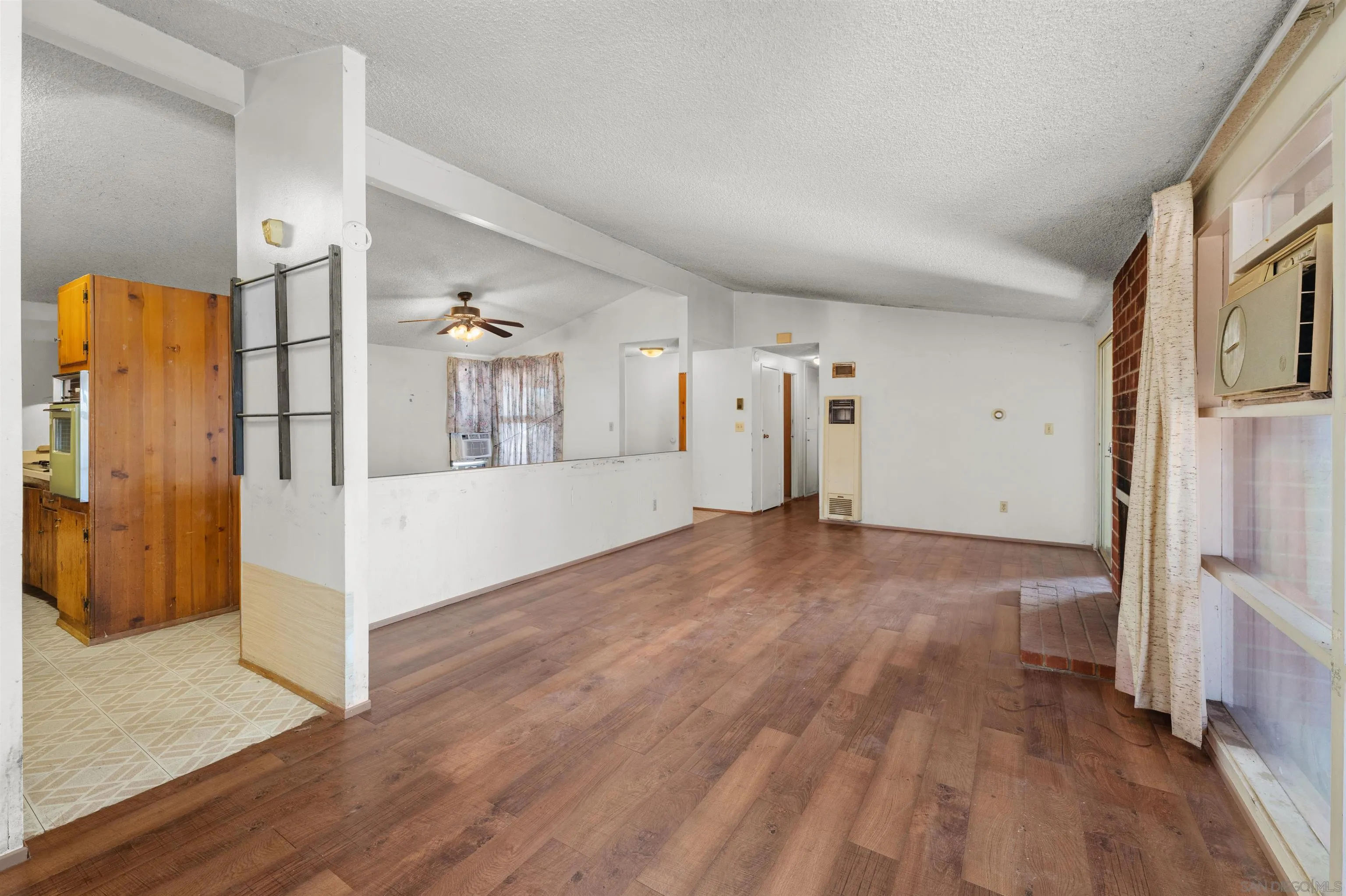 https://cdn.realtyfeed.com/cdn/127/260014824/563a09d23d3ea8715a3bd949e963ee90.webp