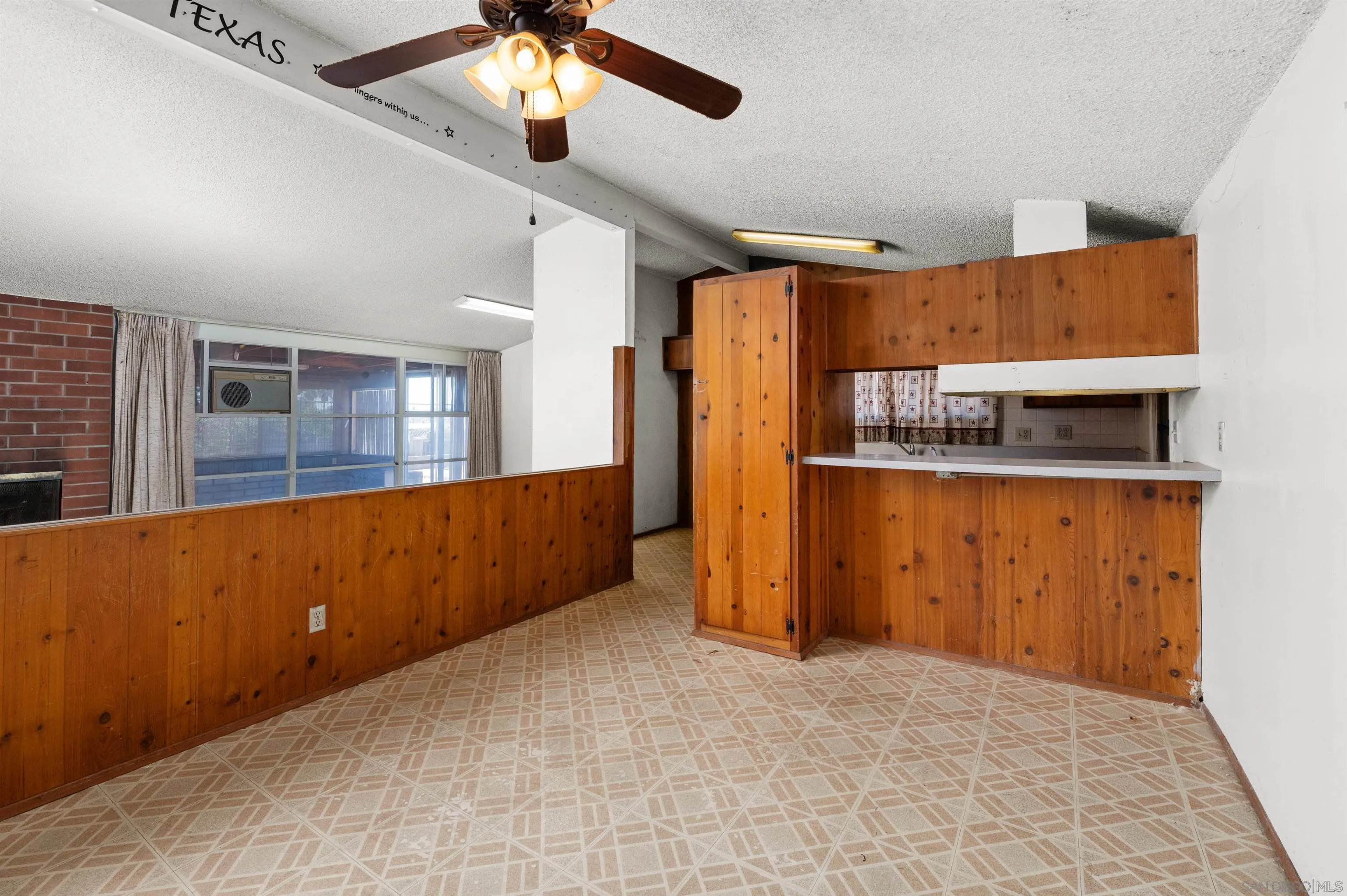 https://cdn.realtyfeed.com/cdn/127/260014824/6d8322cb9c75e23e9344c37834ce091c.webp