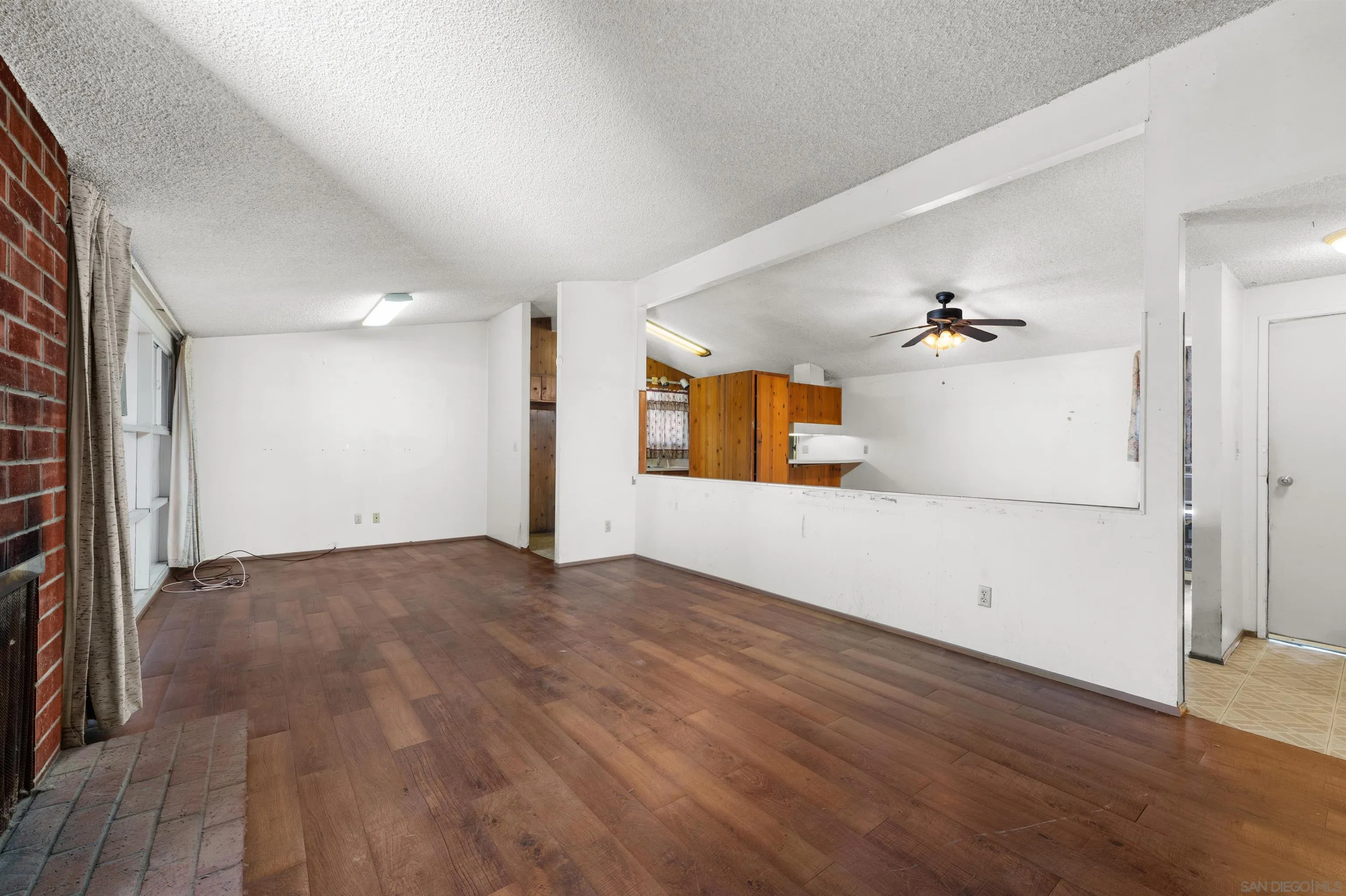 https://cdn.realtyfeed.com/cdn/127/260014824/9a694621f550697e0a6e2f4be809eeef.webp