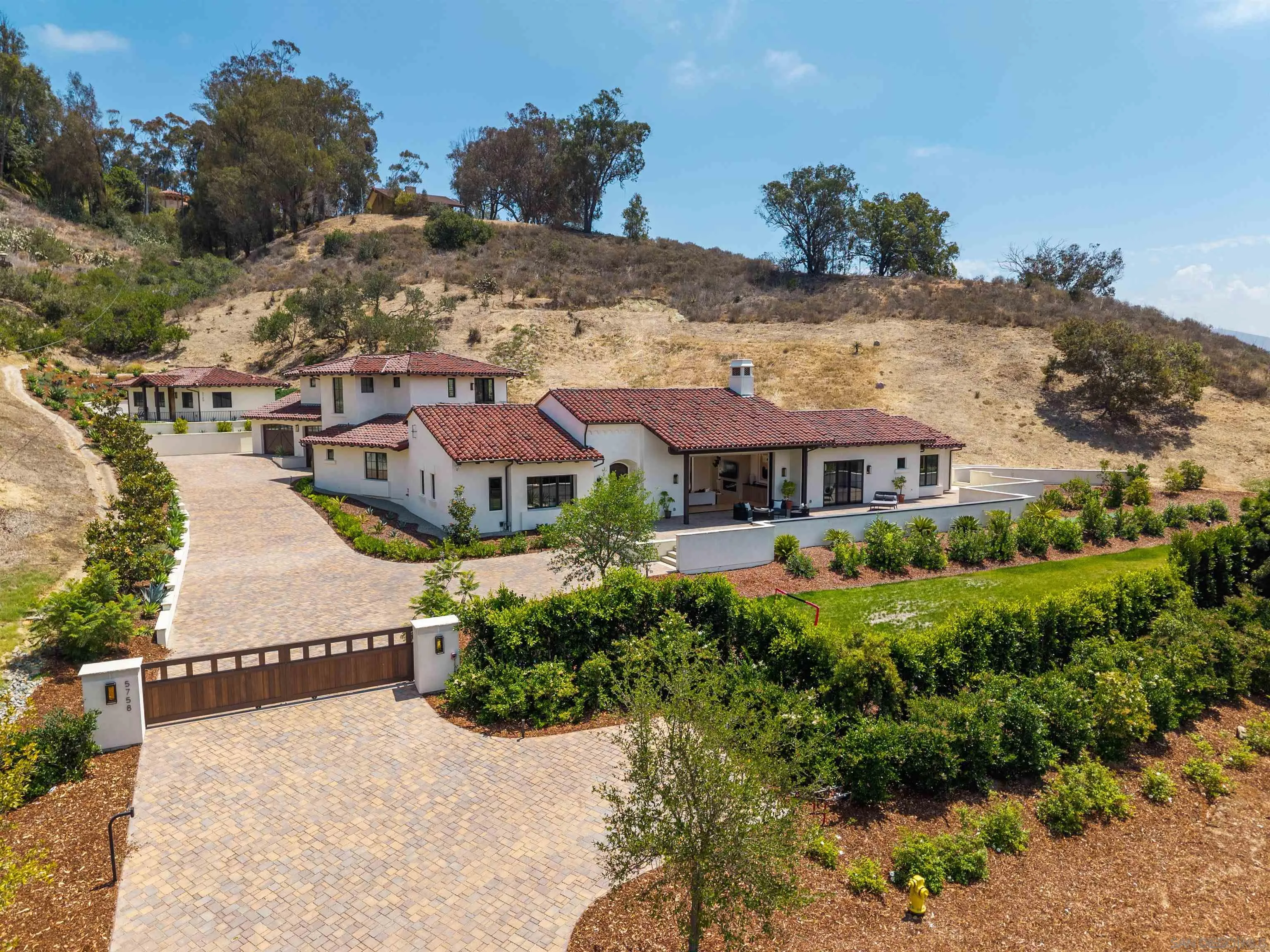 https://cdn.realtyfeed.com/cdn/127/260014832/772613d9dcce489f3e3af92e2138c626.webp