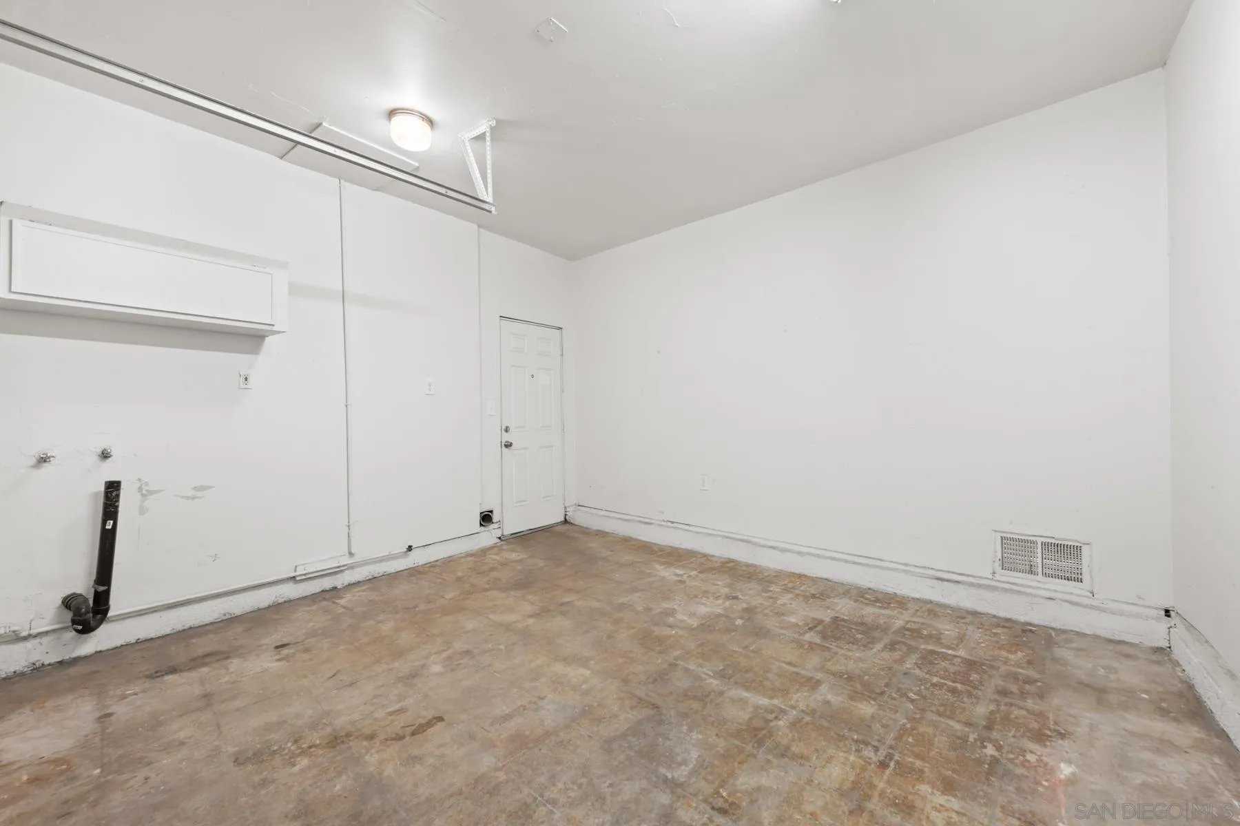 https://cdn.realtyfeed.com/cdn/127/260014834/f0a16a088ad56399937d3f154d2be695.webp
