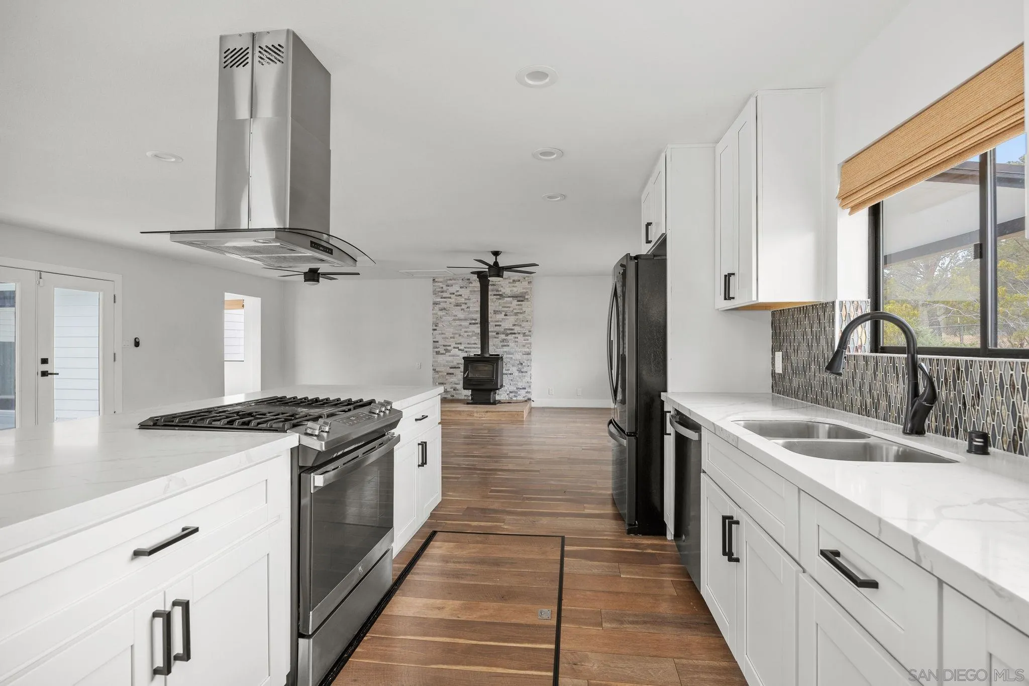 https://cdn.realtyfeed.com/cdn/127/260014849/73bb7bf00f616494dd80eae38818cef0.webp