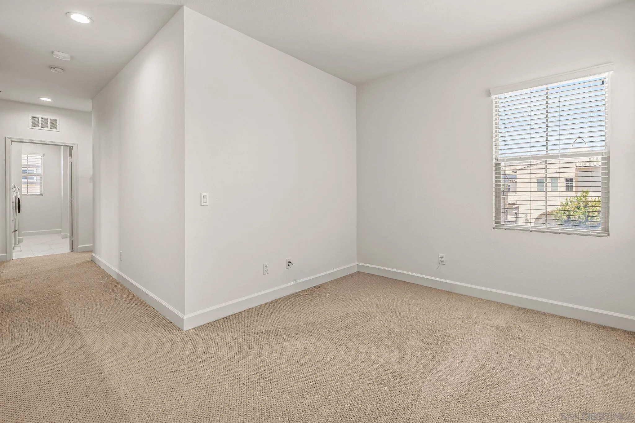 https://cdn.realtyfeed.com/cdn/127/260014852/1a0a9fb3676ac077bfb3816858dff573.webp