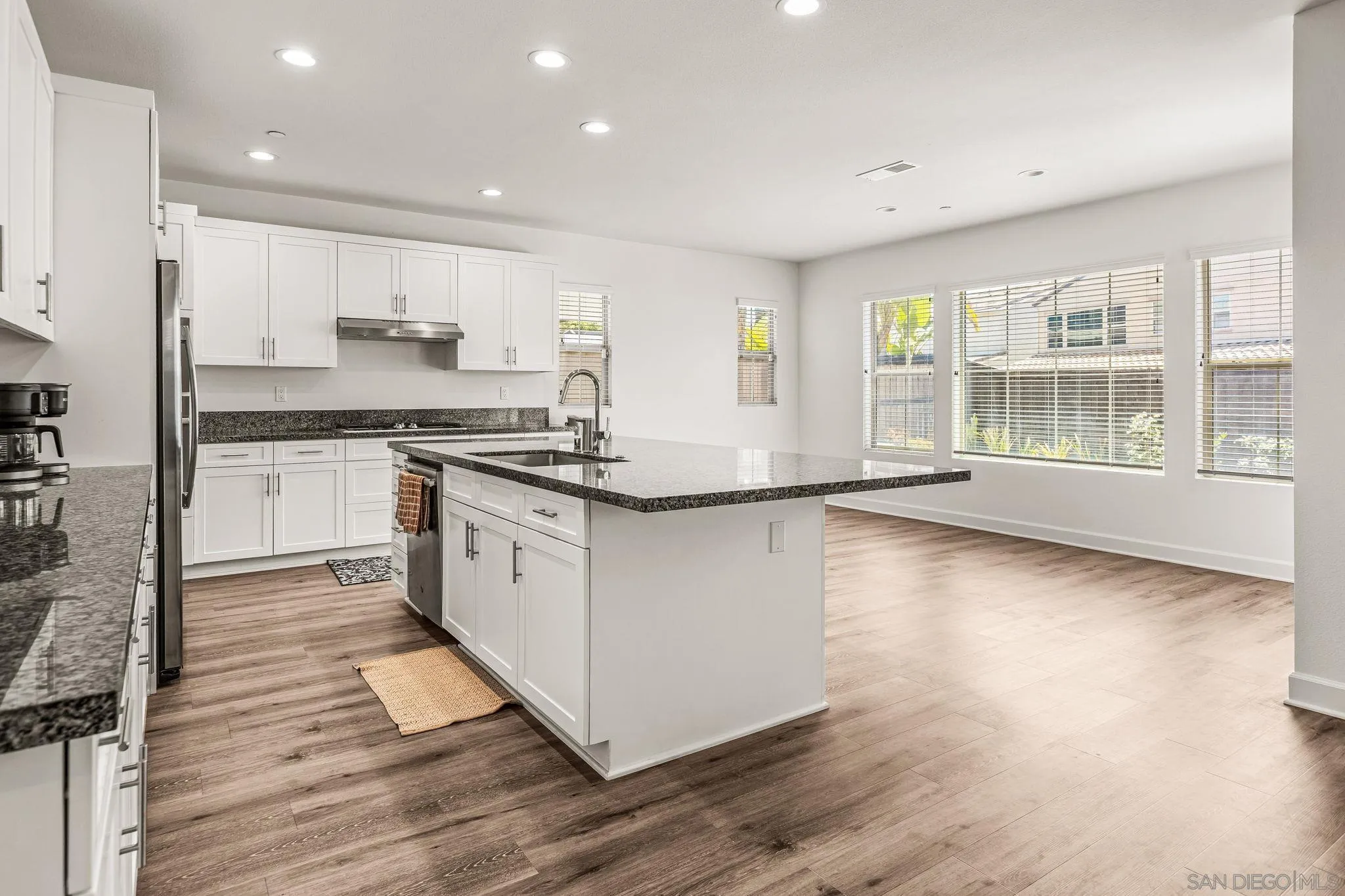 https://cdn.realtyfeed.com/cdn/127/260014852/999a2d532709c95ba038c2b05ca8bbf3.webp