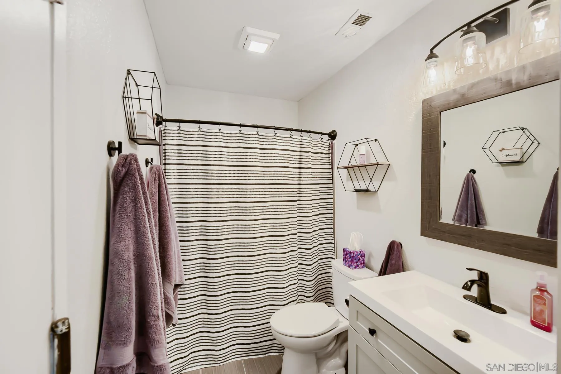 https://cdn.realtyfeed.com/cdn/127/260014854/780694985b35da449f133fc150460b68.webp
