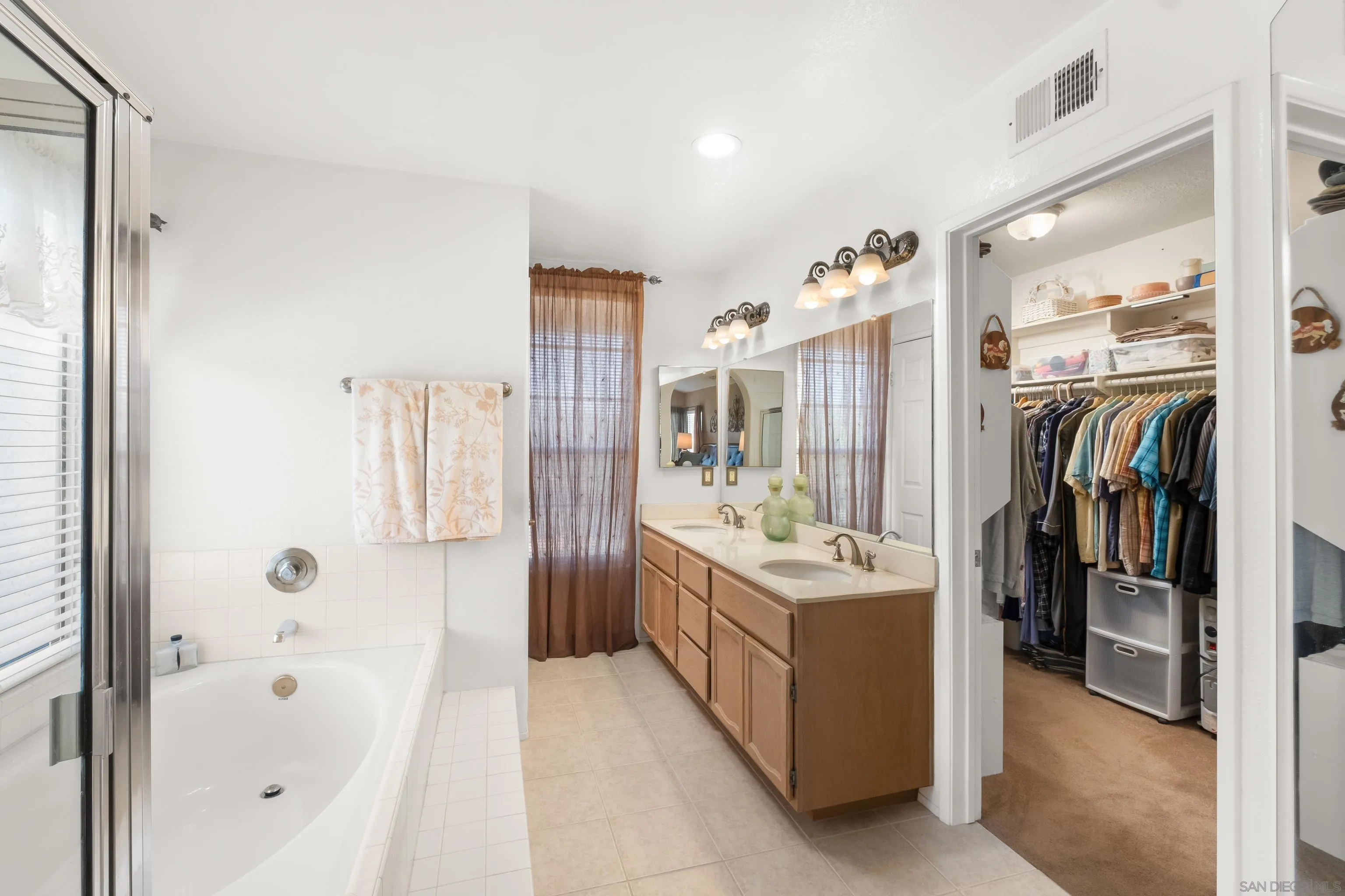 https://cdn.realtyfeed.com/cdn/127/260014855/41bd66b33a9f225fb4f8b5de9dace284.webp