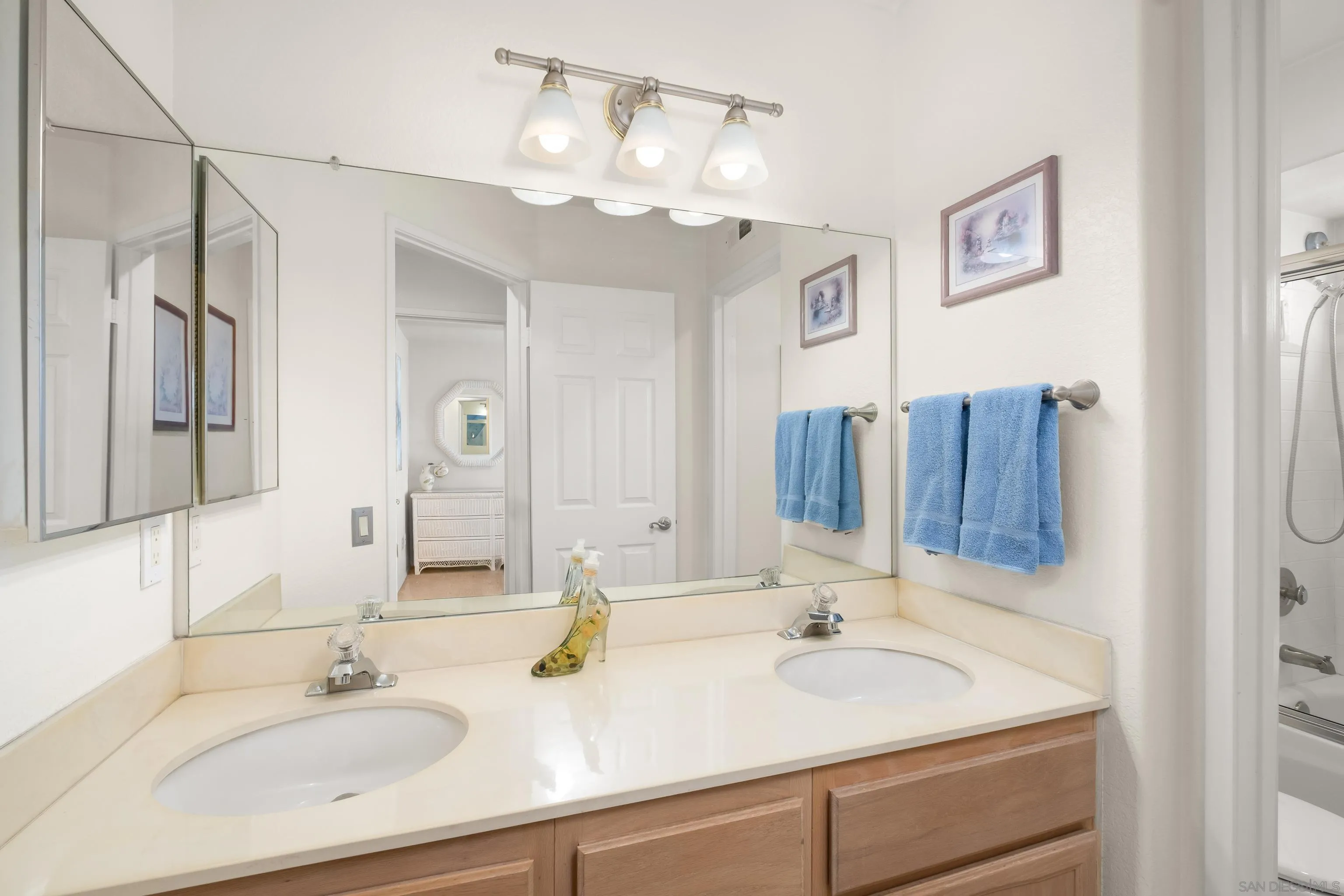 https://cdn.realtyfeed.com/cdn/127/260014855/65ebe7824893fac5adc9cbc822404b5d.webp