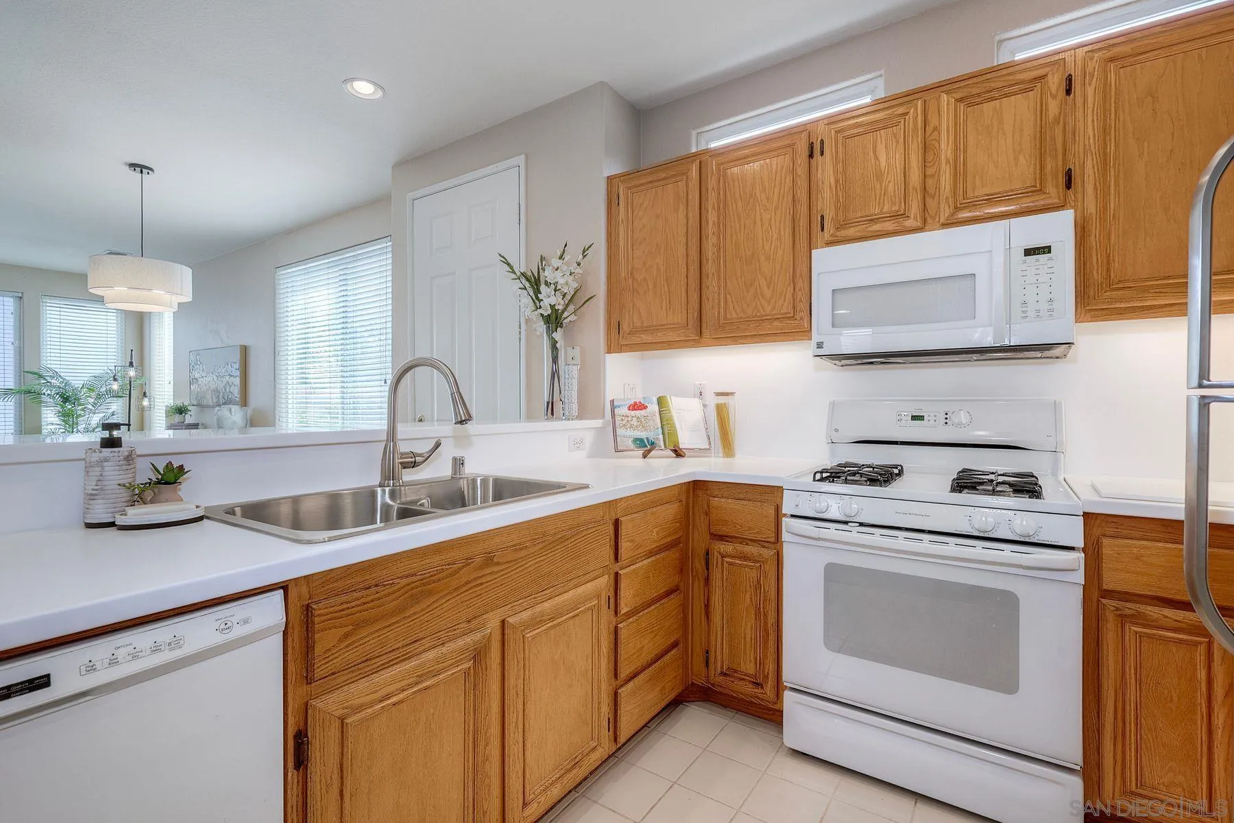 https://cdn.realtyfeed.com/cdn/127/260014872/8c3eb0c8f1f625713acb8585561090f5.webp