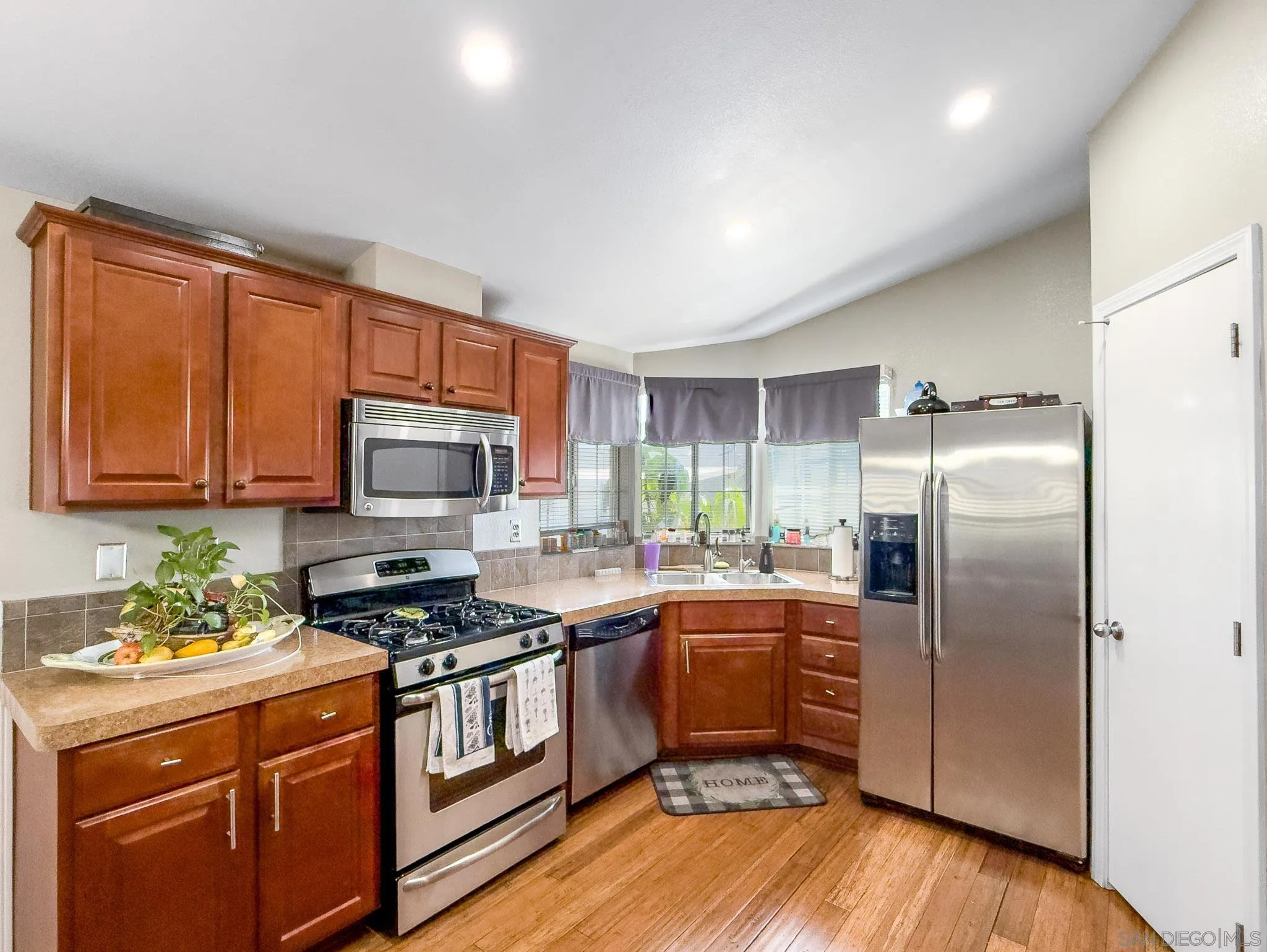 https://cdn.realtyfeed.com/cdn/127/260014876/bc6fd63abefa350cffe272c3ebf75d76.webp