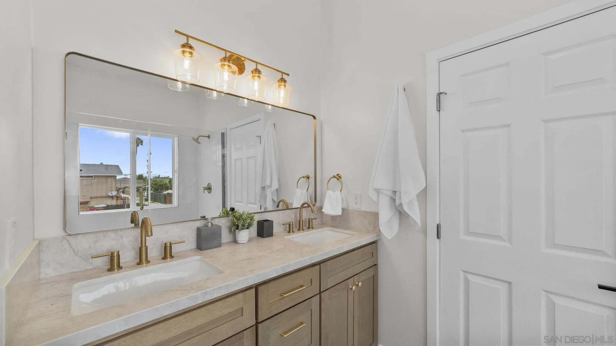 https://cdn.realtyfeed.com/cdn/127/260014877/4387ecec4fc16e11b3fc92feb2138a7f.webp