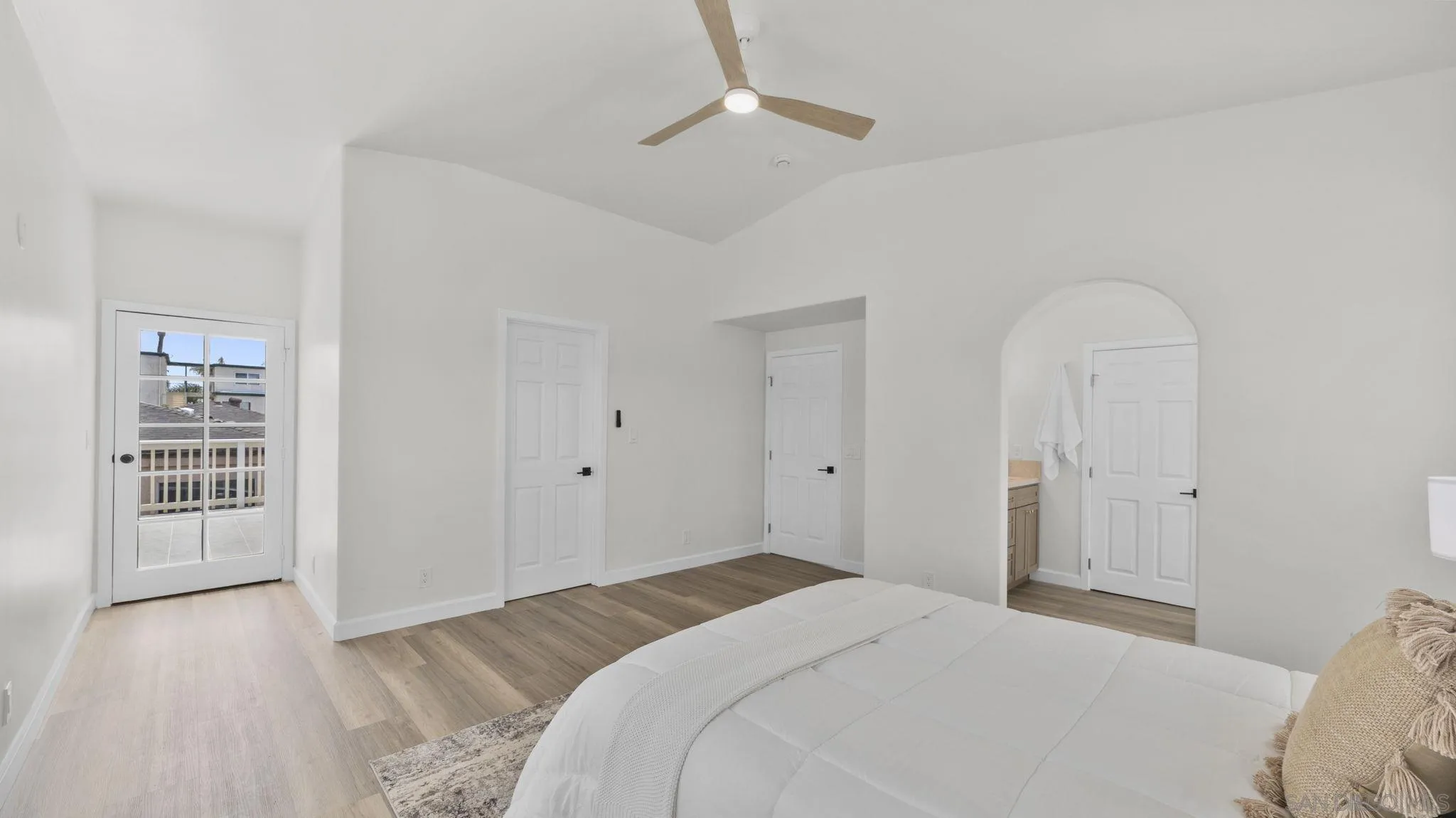 https://cdn.realtyfeed.com/cdn/127/260014877/c84294d5b86d3dae99e747801cdf5352.webp
