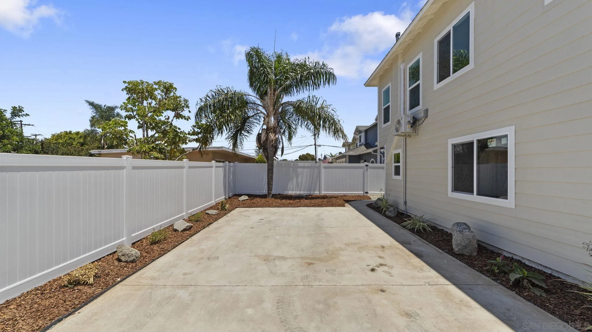 https://cdn.realtyfeed.com/cdn/127/260014877/e1104deb9e67d2f5965aead2d9d1121b.webp