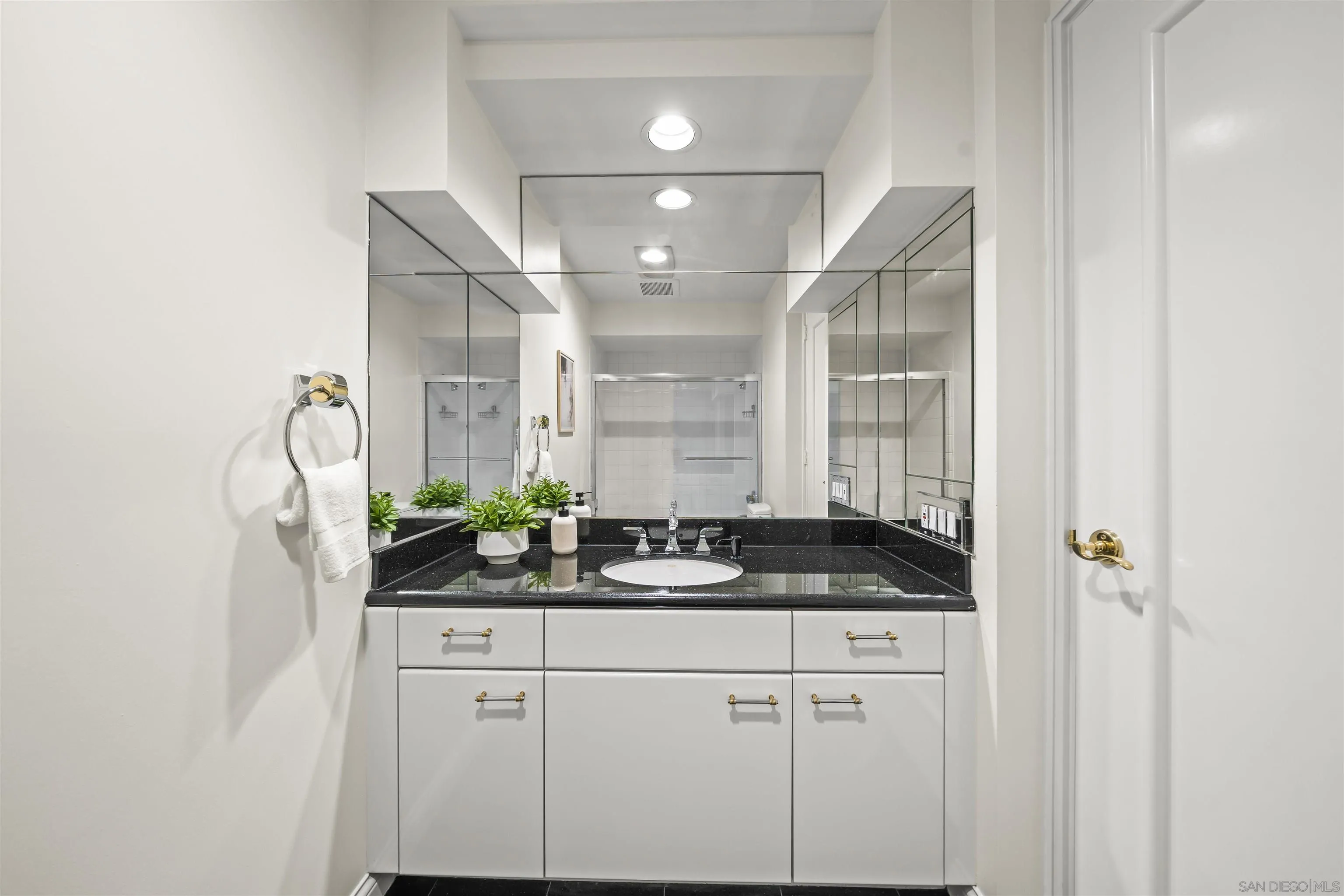 Photo #33: 260014878 Listing: Photo #33