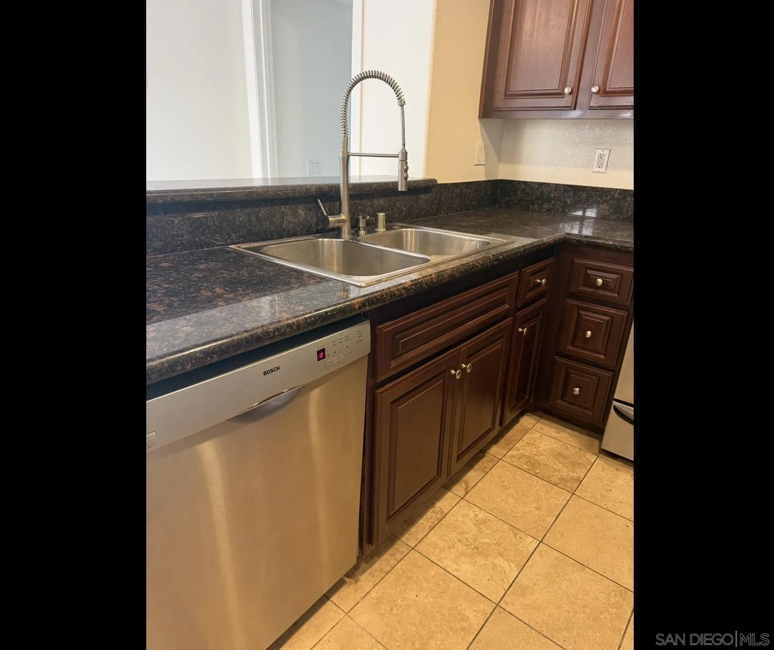 https://cdn.realtyfeed.com/cdn/127/260014879/465bb79b6e22428471061fffd76877ee.webp
