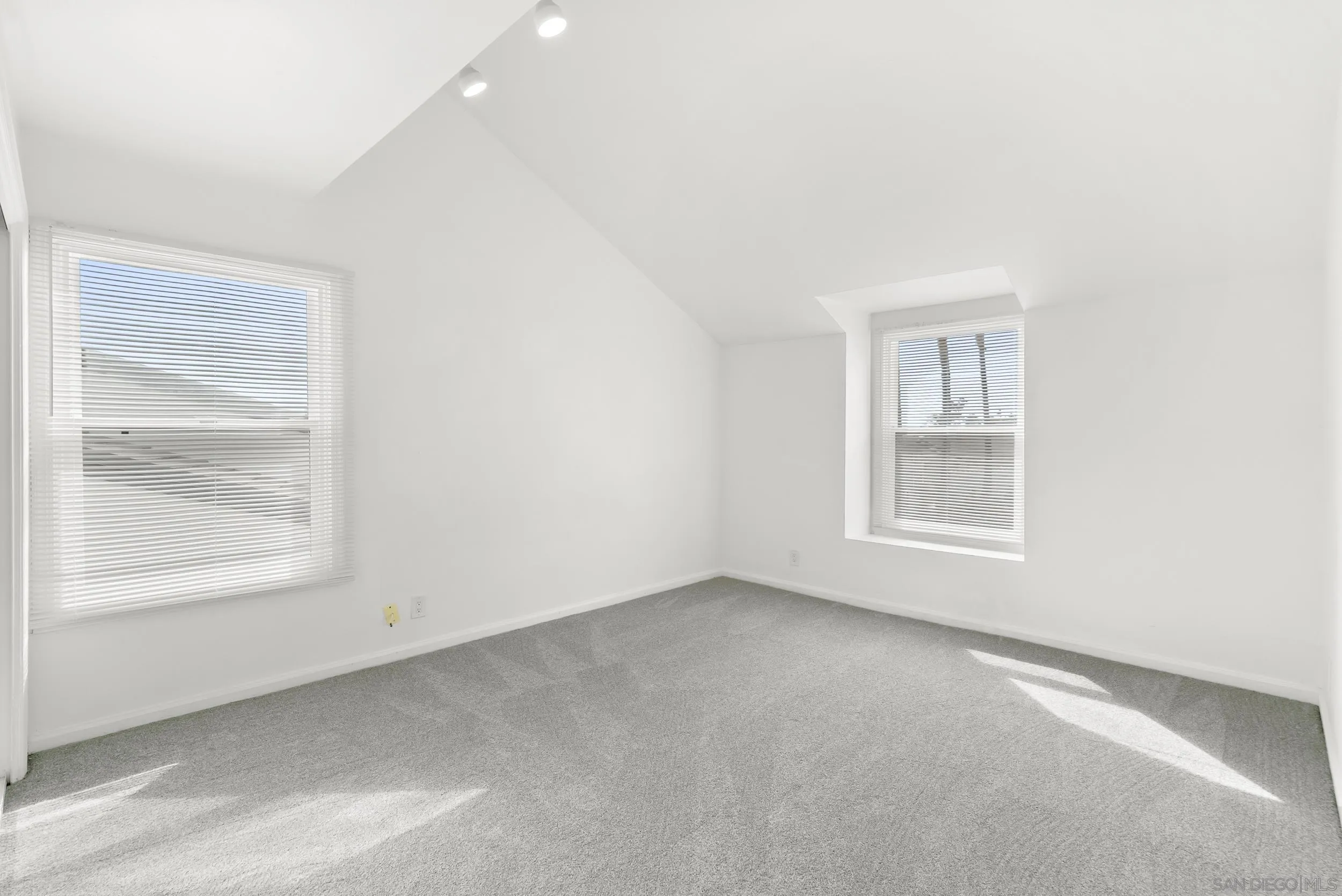 https://cdn.realtyfeed.com/cdn/127/260014880/1b9cf50db9c8495d672782d0052fcf7e.webp