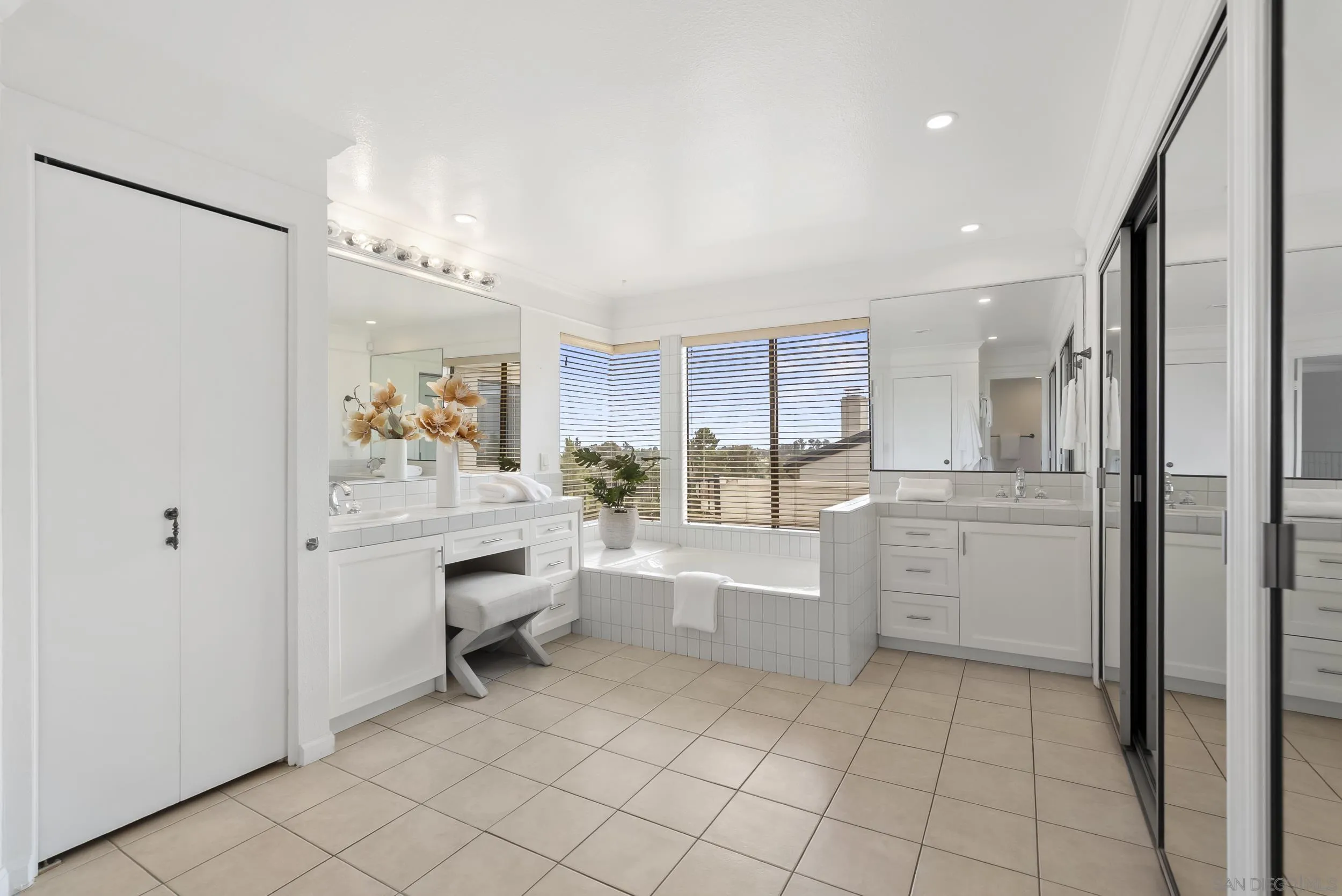 https://cdn.realtyfeed.com/cdn/127/260014880/8371b8a567d986828b5afd011fe85b70.webp