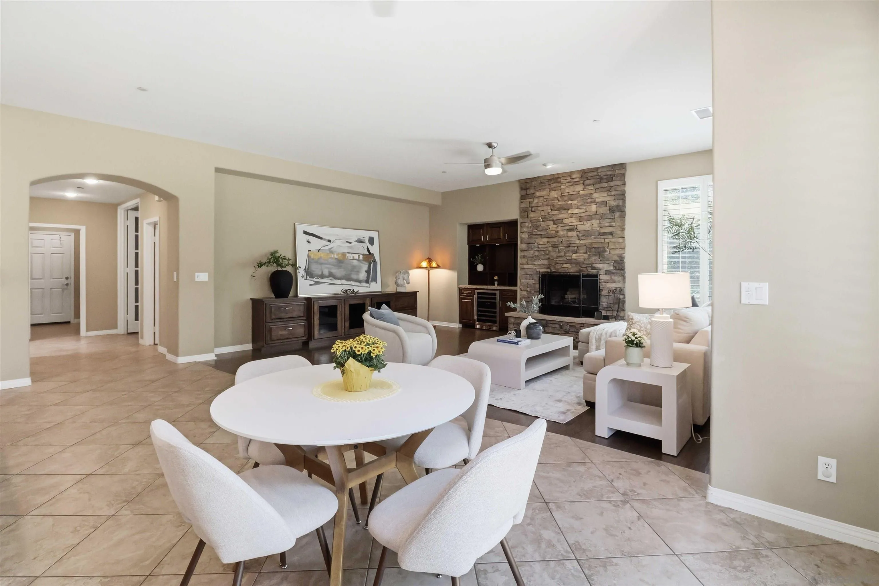 https://cdn.realtyfeed.com/cdn/127/260014882/07df663d7675231184811dc338ad5c91.webp