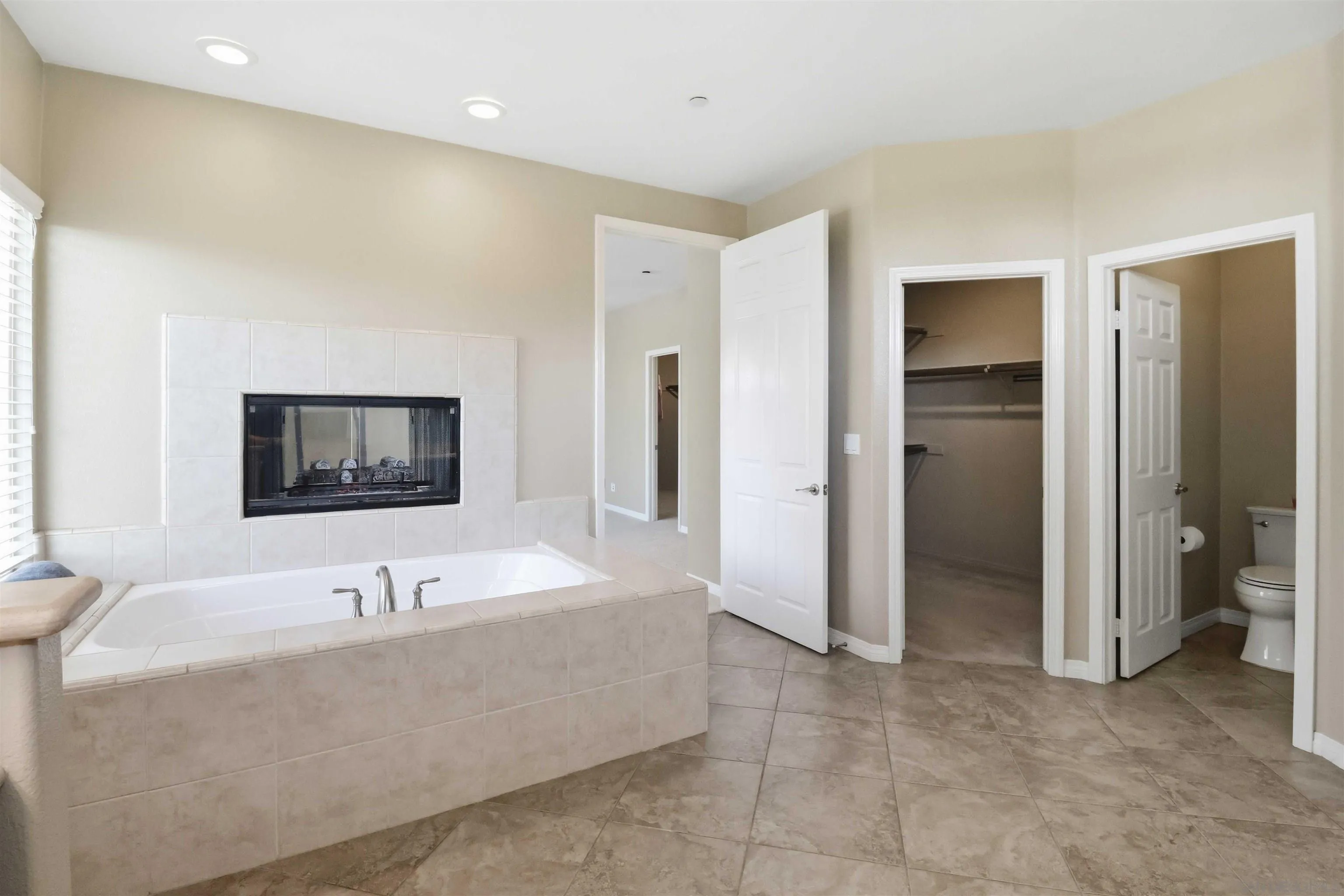 https://cdn.realtyfeed.com/cdn/127/260014882/1b7418b1d88fe9cc0380a39cc64973f4.webp