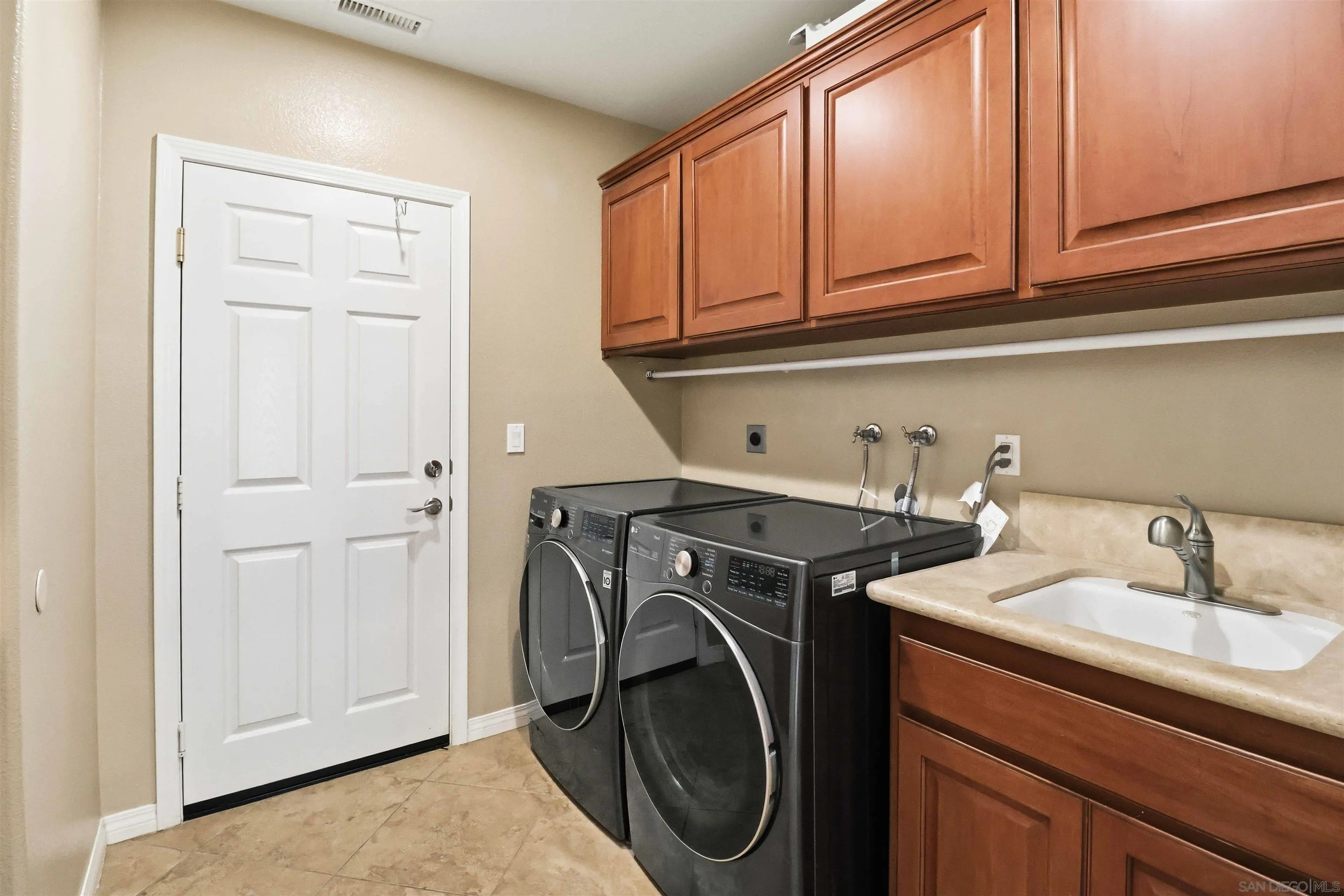 https://cdn.realtyfeed.com/cdn/127/260014882/9860d4efa0346b52888d75e0131ffe99.webp