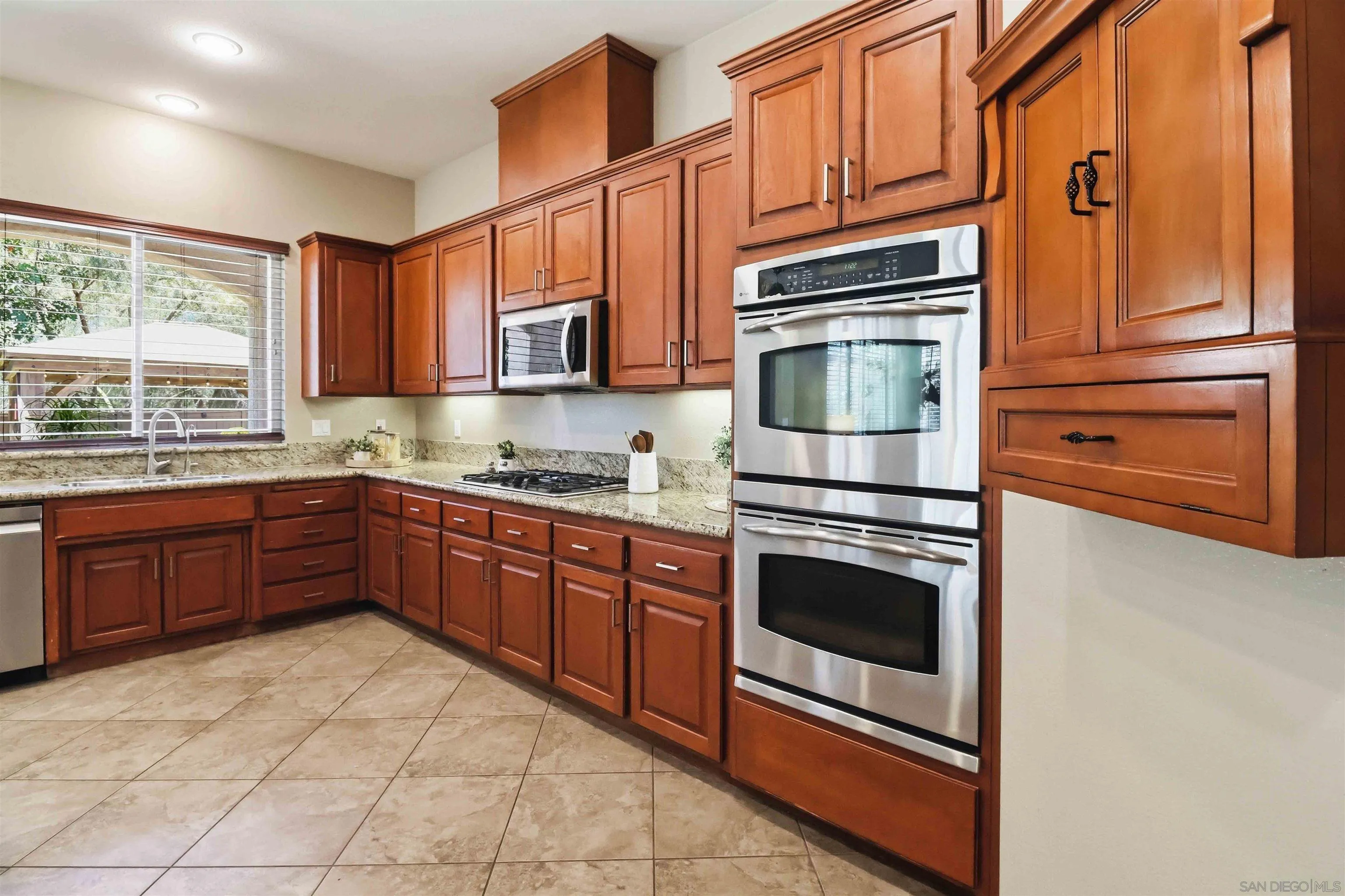 https://cdn.realtyfeed.com/cdn/127/260014882/a7b54f85efaa3e83513b1b4babc87bc2.webp