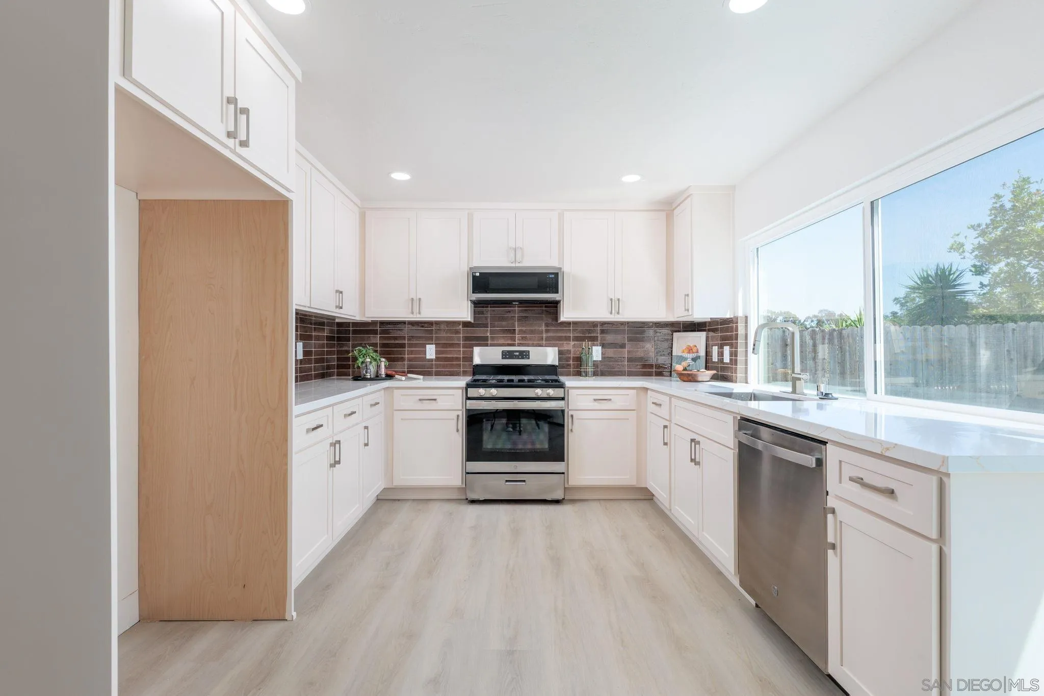 https://cdn.realtyfeed.com/cdn/127/260014889/caff32bcb5597d1a27763d39b08b46c9.webp