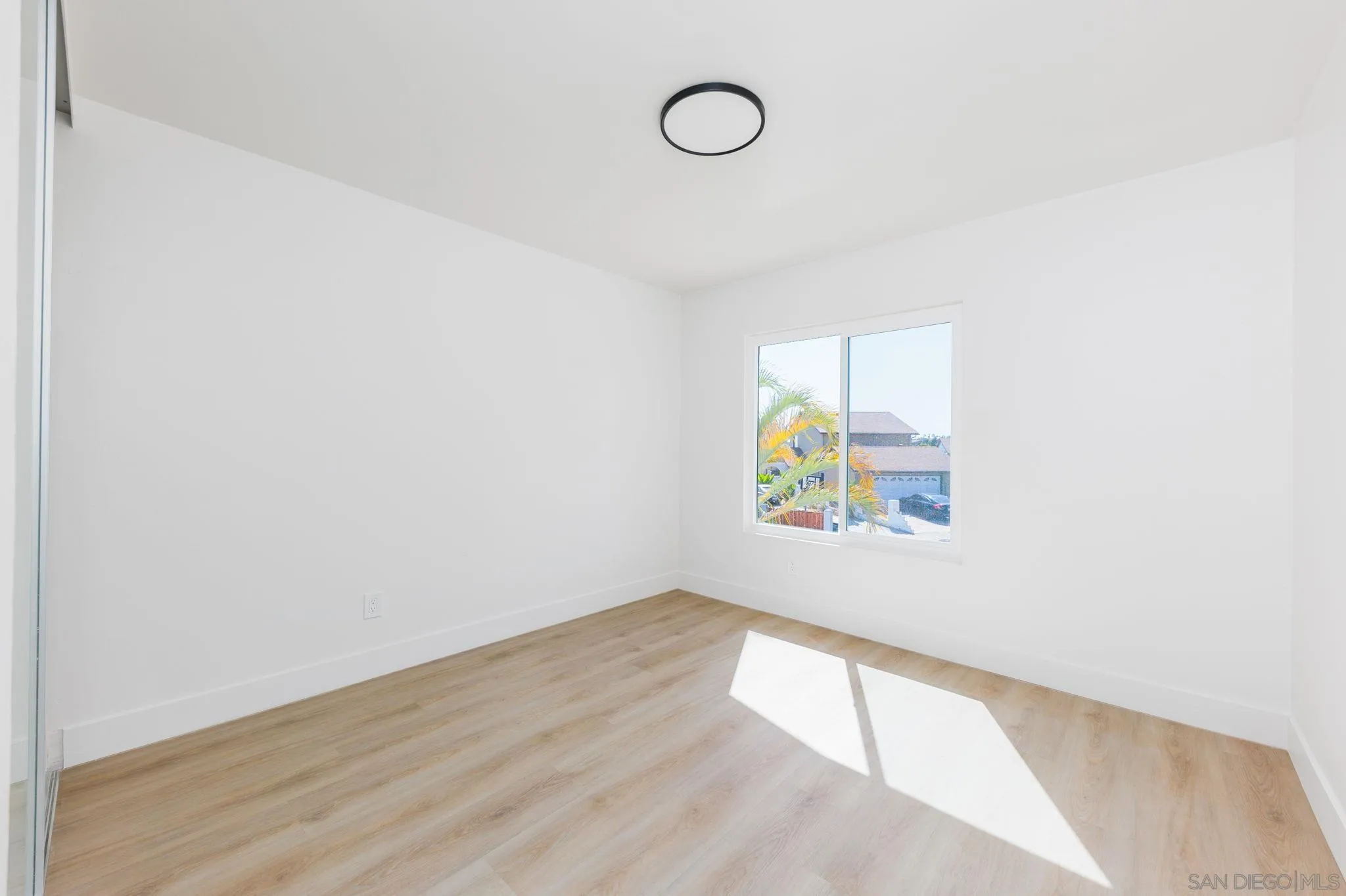 https://cdn.realtyfeed.com/cdn/127/260014889/e832b2cb489c470e1d4d7d36832629b3.webp