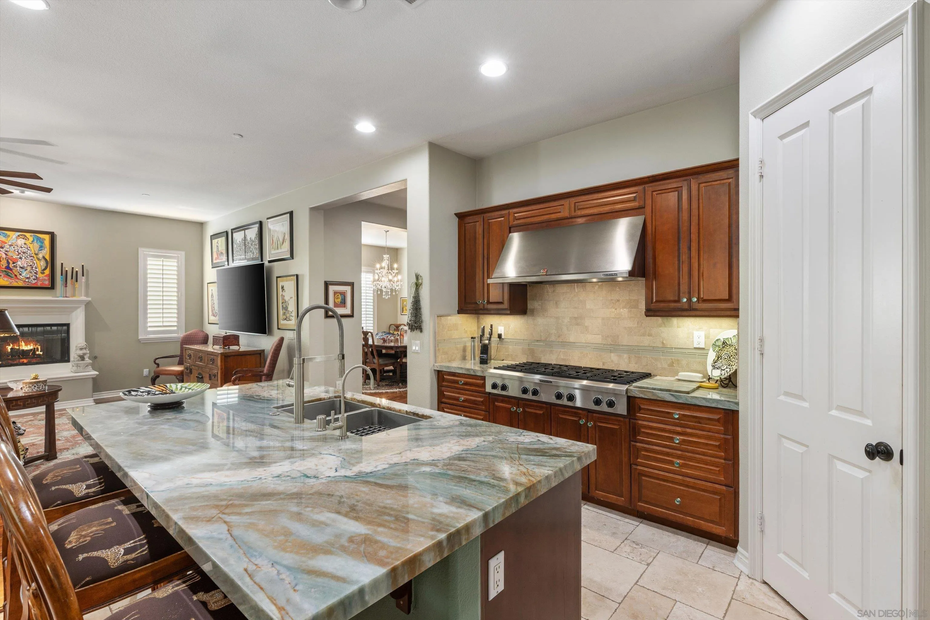 https://cdn.realtyfeed.com/cdn/127/260014895/800e736de72584b04f8566bfea22d8c3.webp
