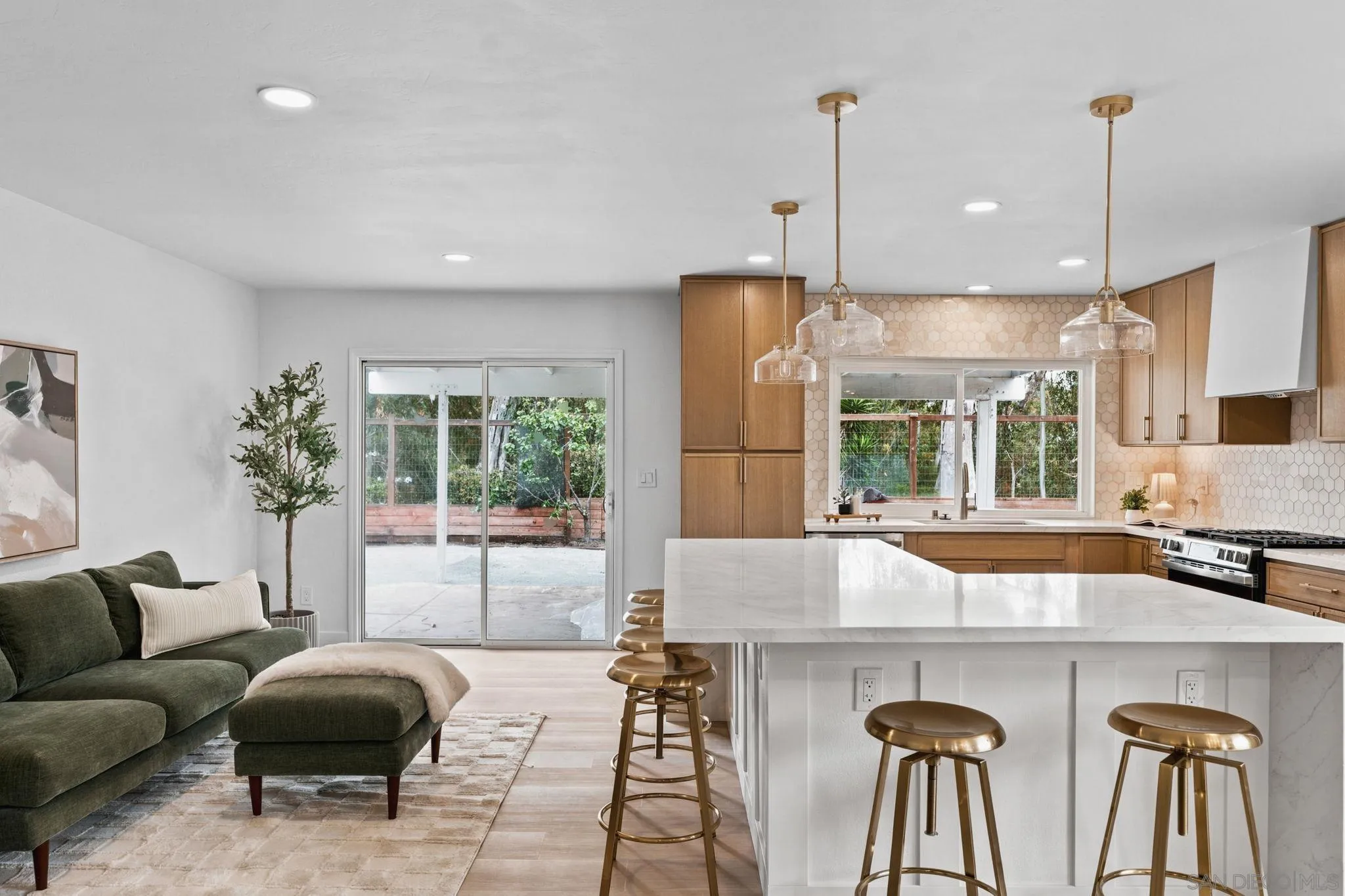 https://cdn.realtyfeed.com/cdn/127/260014903/52c1c0a6b8bcecce5f4c7ea1d28c26ec.webp