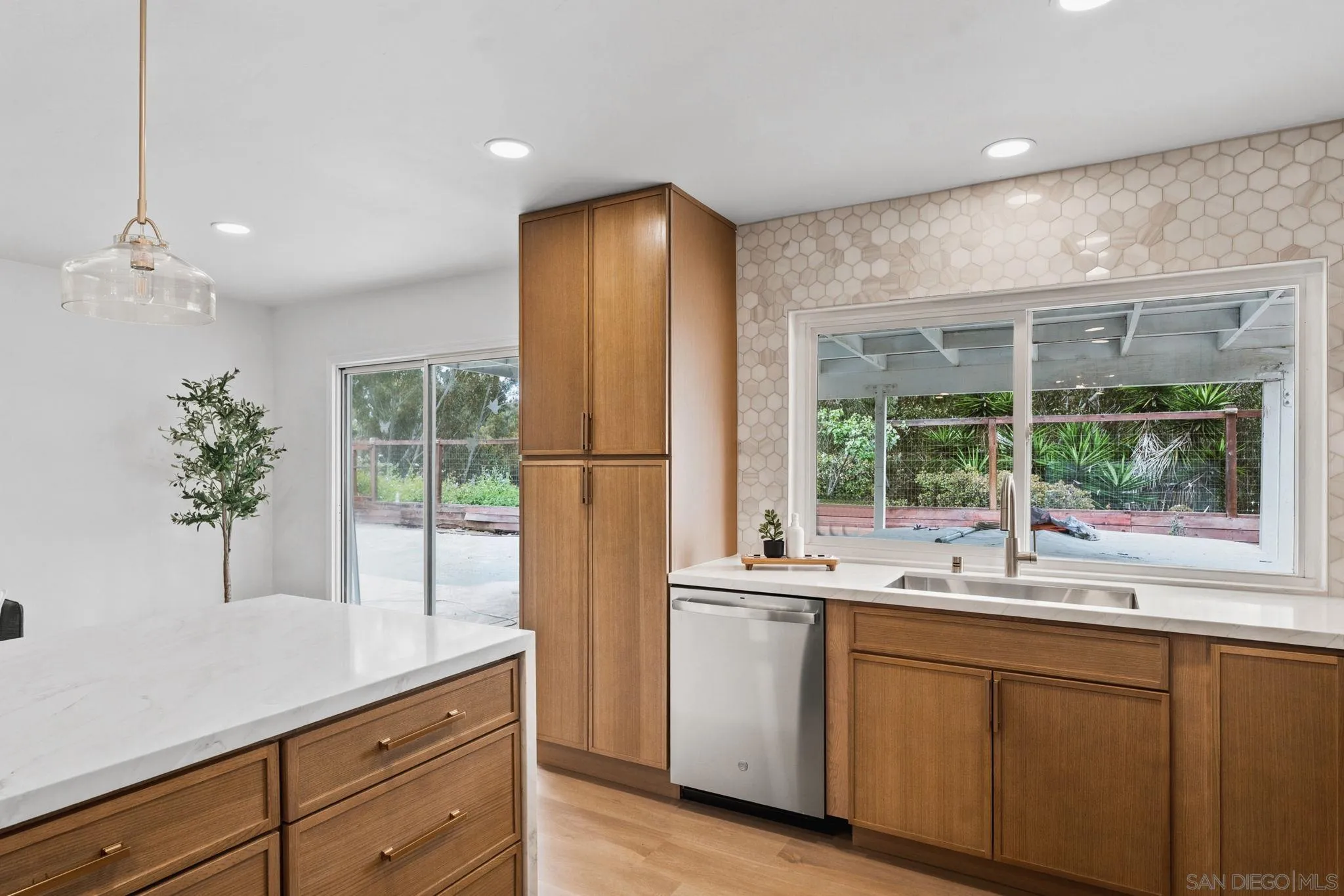 https://cdn.realtyfeed.com/cdn/127/260014903/ac41f93838861ca5c94093db66fe25b5.webp