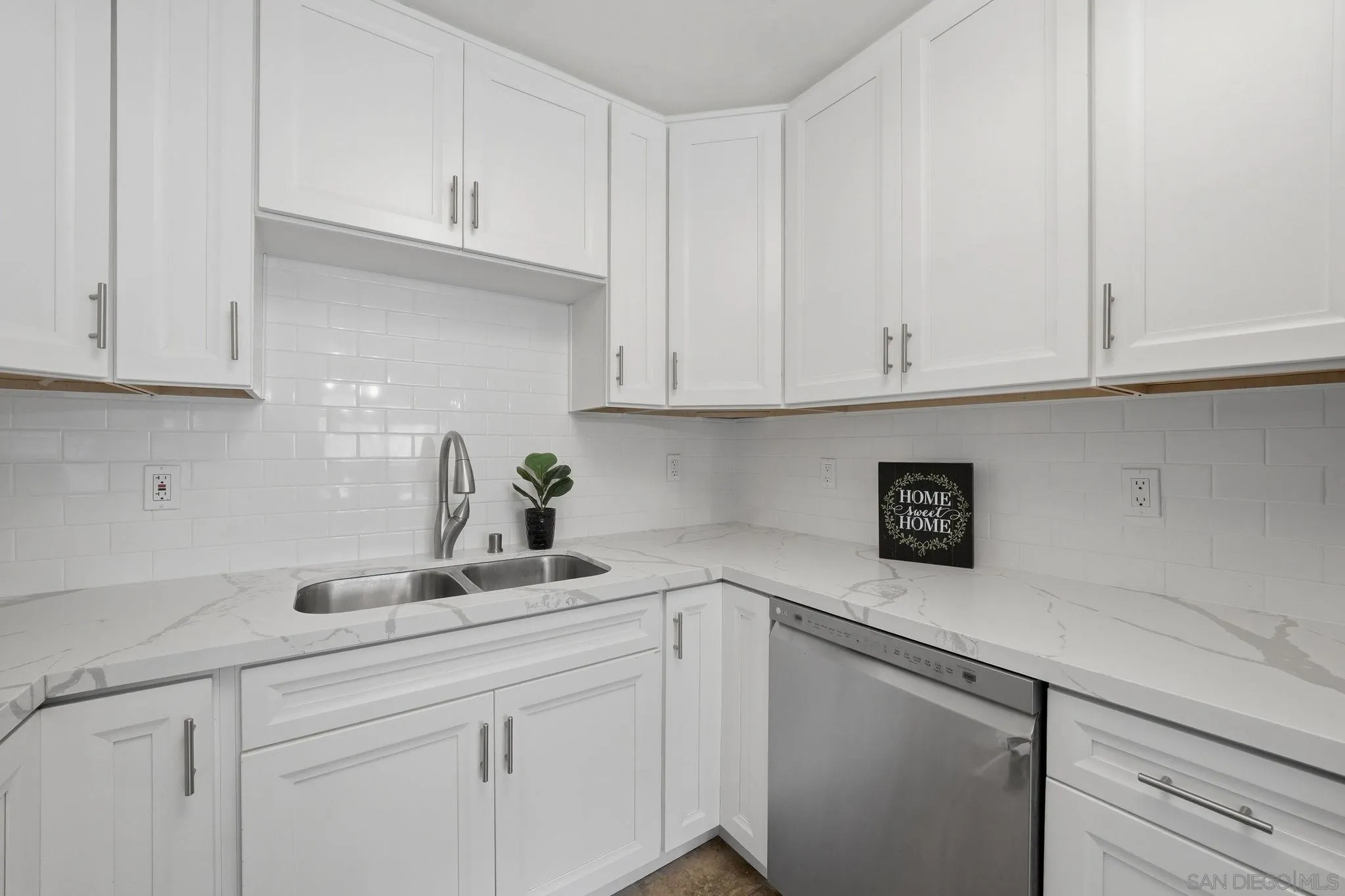 https://cdn.realtyfeed.com/cdn/127/260014951/20a39c9bd0ed89a41702c5b74c2e9a47.webp