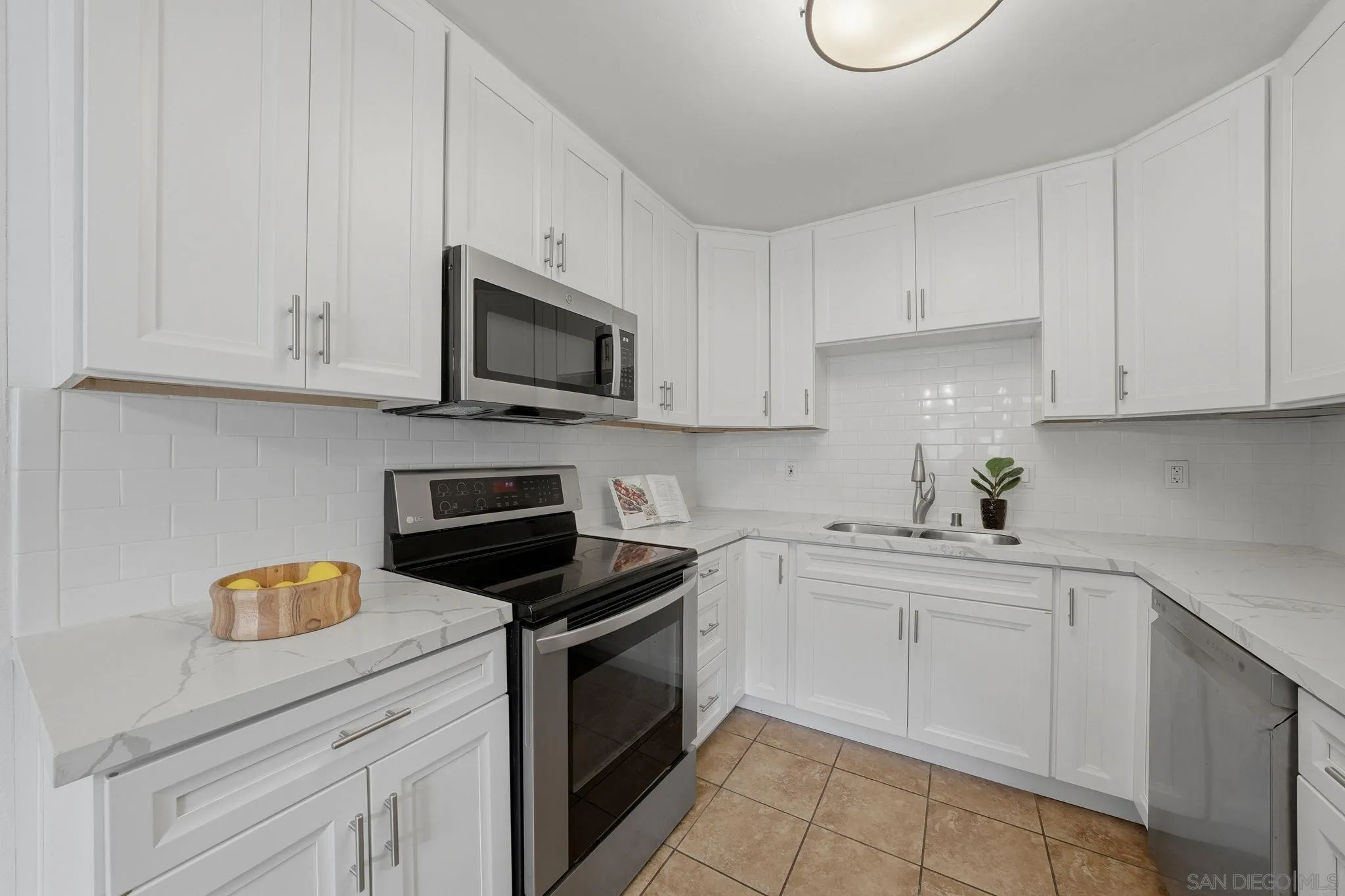 https://cdn.realtyfeed.com/cdn/127/260014951/6267741ad53858af0bfe27b75cd6c353.webp