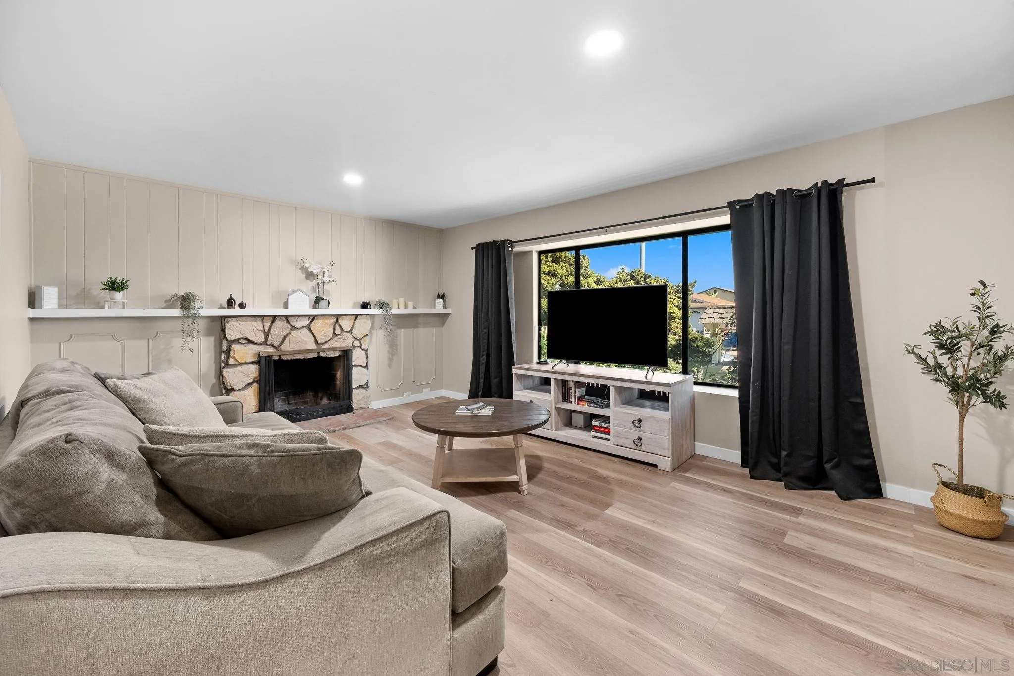 https://cdn.realtyfeed.com/cdn/127/260014953/b1f4c9398ec084113965ddb05cf483af.webp