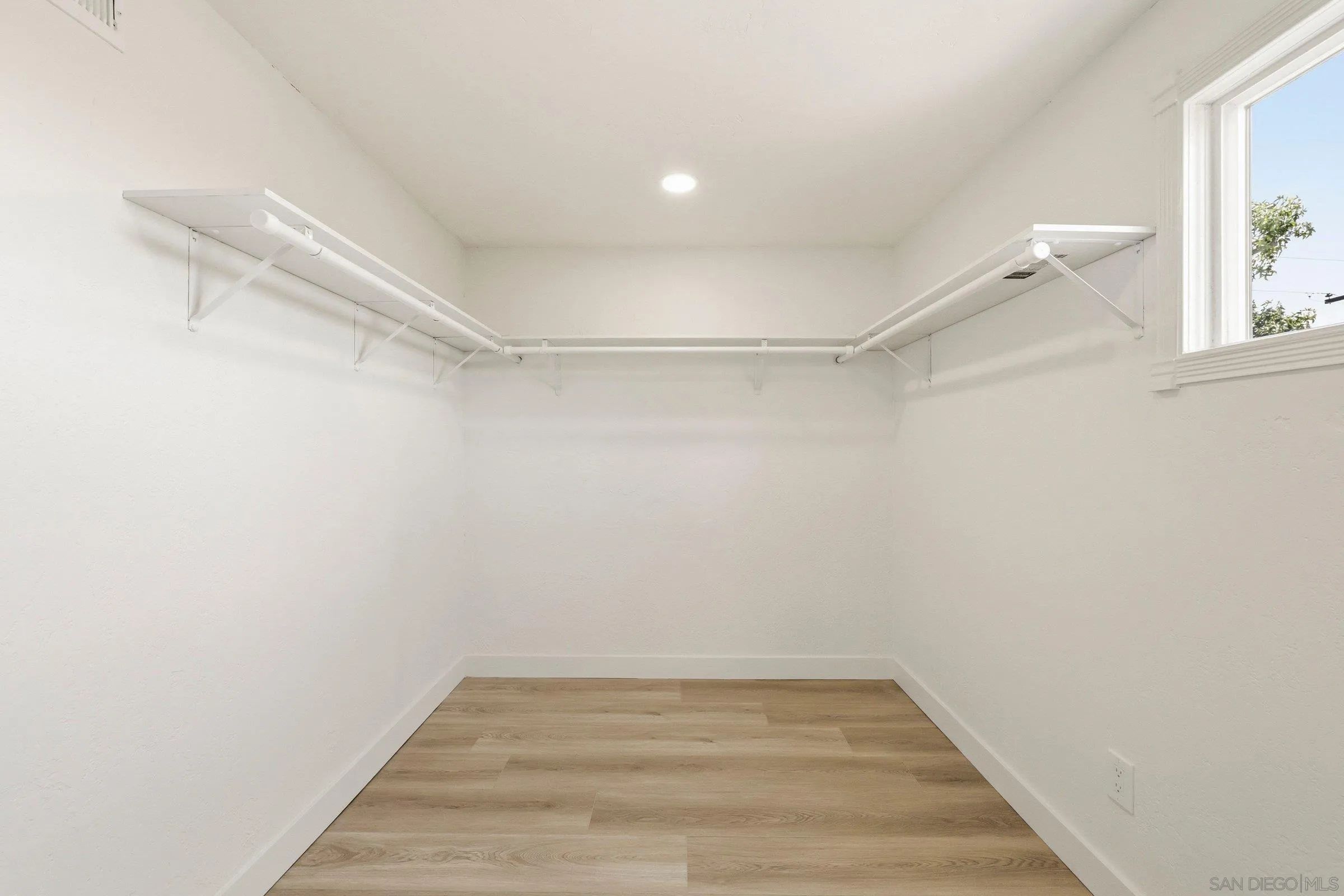 https://cdn.realtyfeed.com/cdn/127/260014957/58c29b6aefd139ca389b0f81a76f1167.webp