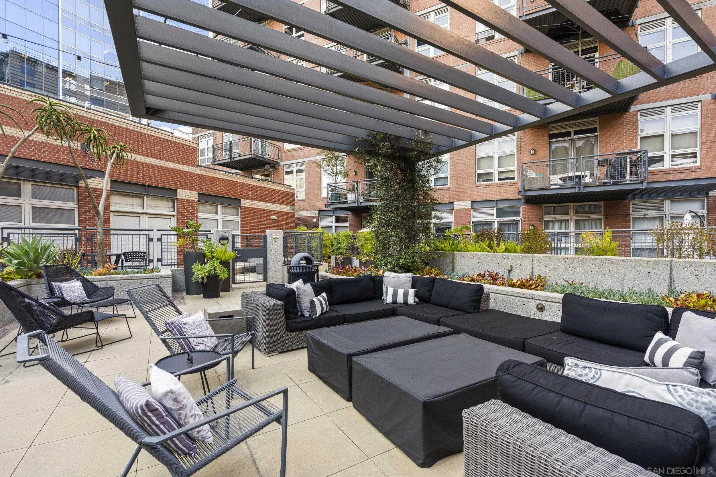 https://cdn.realtyfeed.com/cdn/127/260014962/19e90701b00d227edd4d793cd19b3877.webp