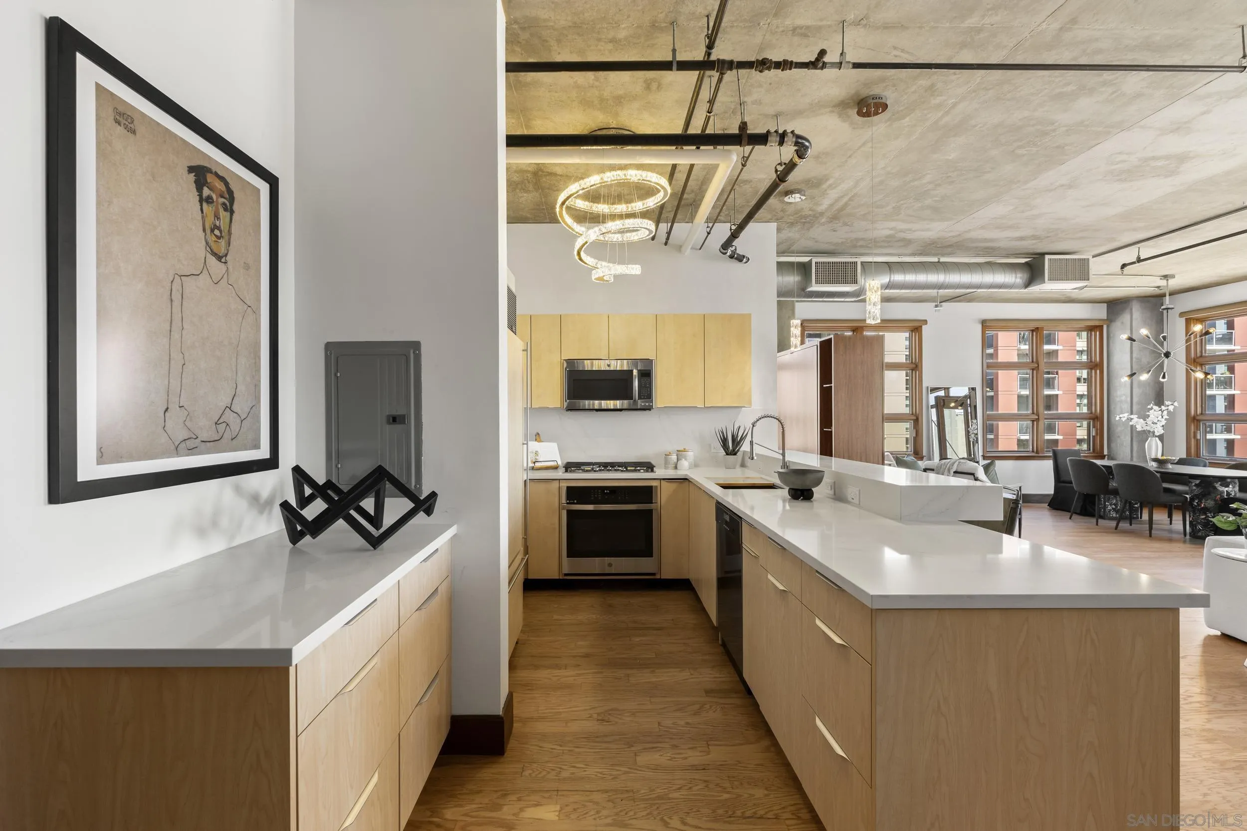 https://cdn.realtyfeed.com/cdn/127/260014962/1bf08b230d02190135b979eb558a4183.webp