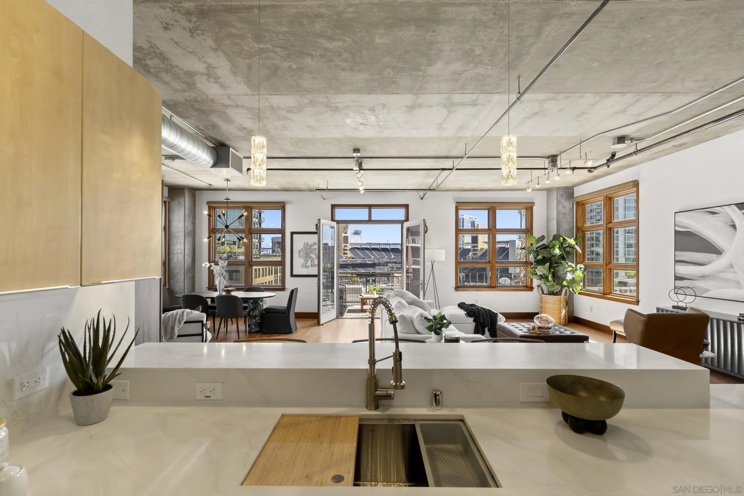 https://cdn.realtyfeed.com/cdn/127/260014962/b74149393be806d787f1d19f1f45247a.webp